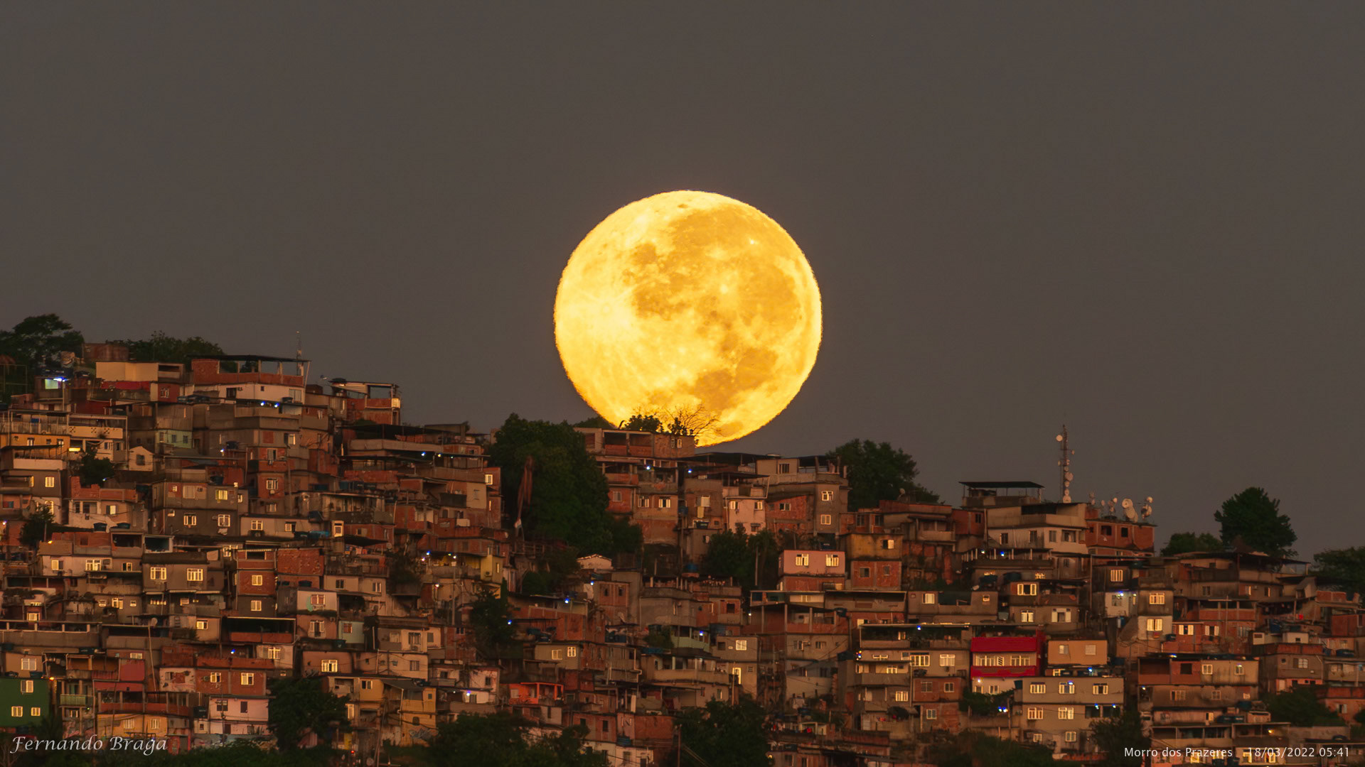 A Lua Cheia se pondo no Morro dos Prazeres em Santa Teresa, Rio de Janeiro/RJ.