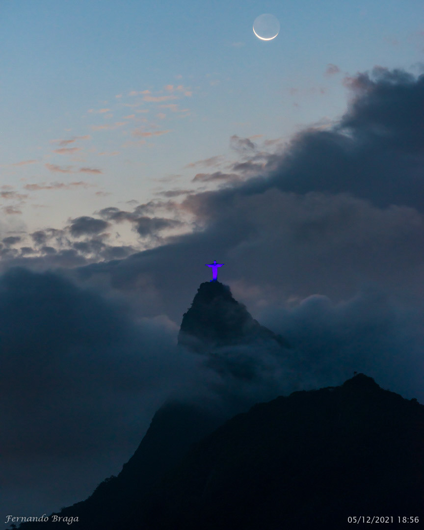 Na noite deste domingo o Cristo Redentor do Corcovado e de Itaperuna foram ambos iluminados de azu, compondo com a Lua Crescente.