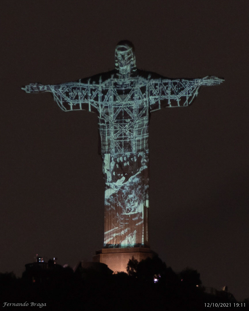 Iluminação na comemoração de 90 anos do Cristo Redentor