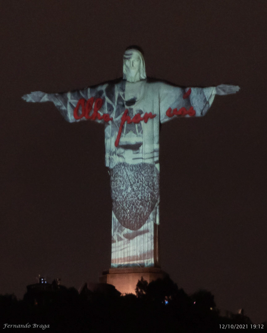 Iluminação na comemoração de 90 anos do Cristo Redentor