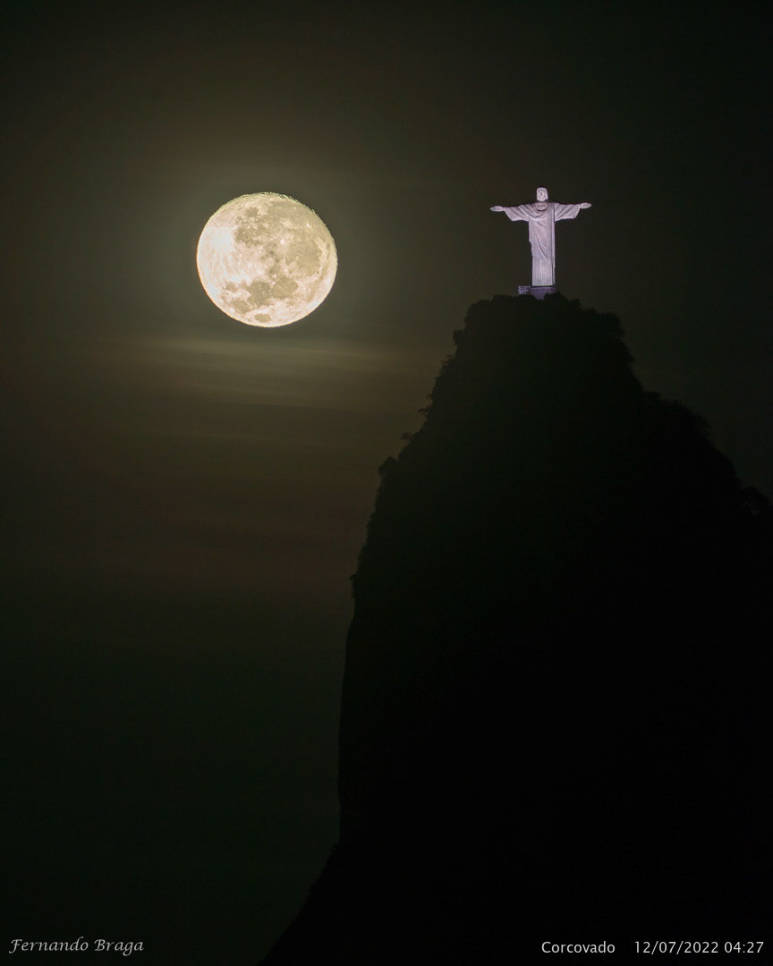 Pôr da Lua no Cristo Redentor