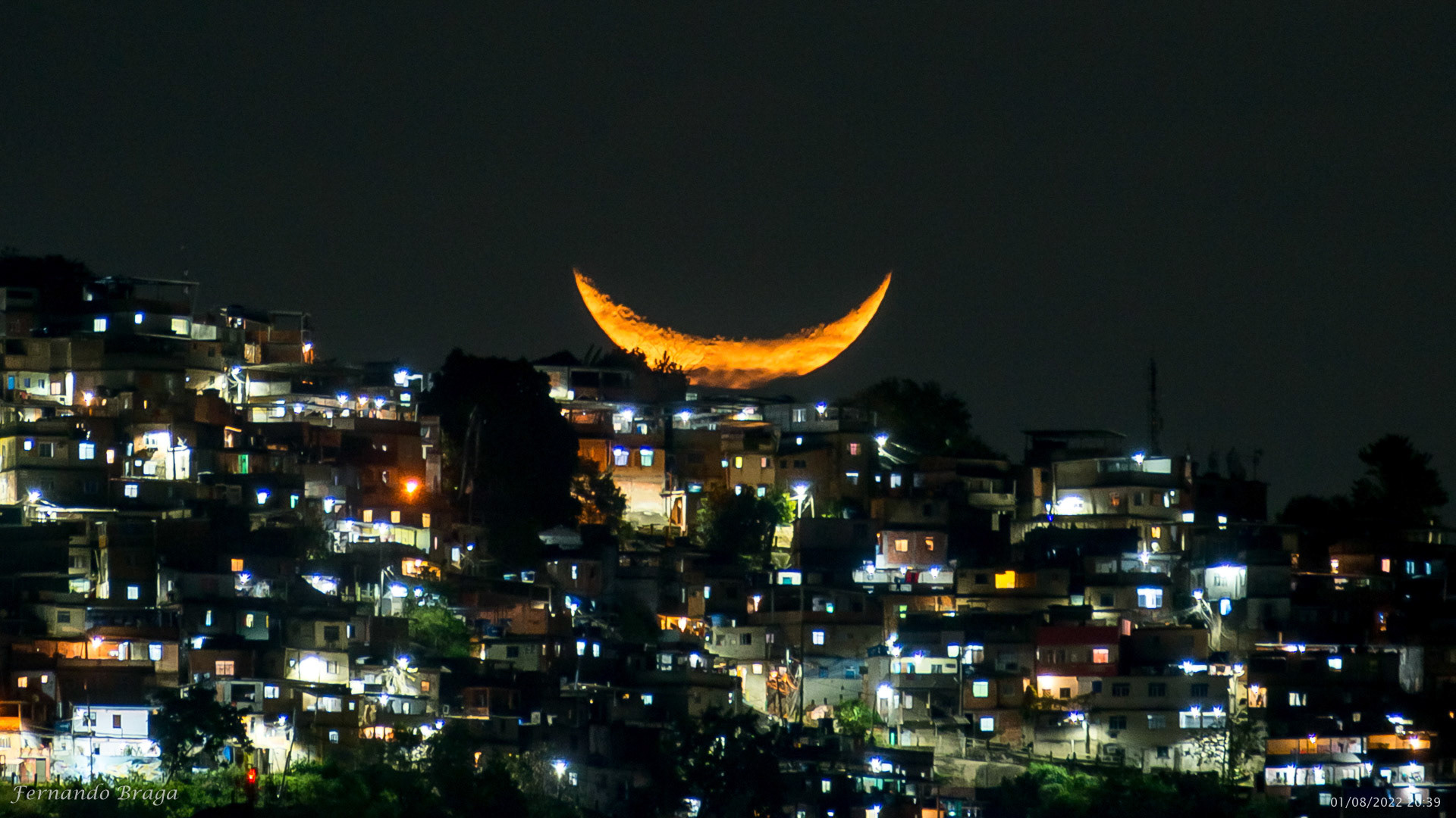 Foto do Pôr da Lua Crescente no Morro dos Prazeres em Santa Teresa/ RJ