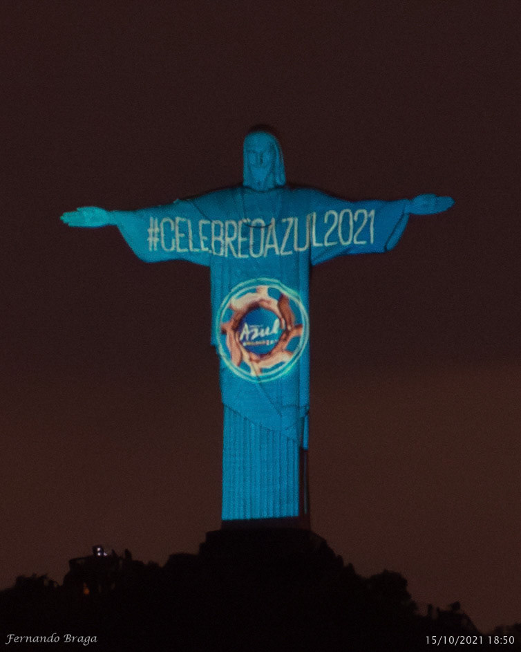 Na noite desta quinta-feira, Dia Internacional do Lixo Eletrônico, o Santuário Cristo Redentor realizou a cerimônia de pré-lançamento da Copa Reciclotron Rio, aos pés do monumento ao Cristo Redentor..O objetivo do evento é propagar a cultura da sustentabilidade, conceito que ganhou vida na iluminação do monumento com as cores azul, verde e vermelha, que representam a sustentabilidade, destacando as dimensões de preservação ambiental, desenvolvimento social inclusivo e desenvolvimento econômico responsável (práticas ESG – Environmental, Social and Governance)..A ação, realizada dentro da semana comemorativa dos 90 Anos do Cristo Redentor, contou com a presença de lideranças sociais, empresariais, acadêmicas e governamentais..A startup também está presente na Festa dos 90 Anos do Cristo Redentor, na Catedral Metropolitana do Rio de Janeiro, no Centro do Rio, até 16 de outubro de 2021, das 9h às 16h..Na Vila Sustentável, localizada no estacionamento da Catedral, está sendo realizada a mostra de soluções inovadoras para cidades sustentáveis, junto à Agência de Inovação, Pró-Reitoria de Extensão e Comissão Permanente de Sustentabilidade da UFF..Reciclotron é uma Startup de IMPACTO SOCIAL que surgiu a partir do Programa de Extensão SUSTENTA-VIDA do Instituto de Saúde de Nova Friburgo, com apoio da Comissão Permanente de Sustentabilidade, e acelerada pela Agência de Inovação da Universidade Federal Fluminense..Ela desenvolve tecnologia digital para difusão da cultura da sustentabilidade que estabelece um ecossistema, para o descarte correto e a reciclagem de resíduos eletrônicos, incentiva a reciclagem e o consumo responsável de produtos eco-friendly, com um sistema de benefícios que converte o lixo eletrônico em Reciclopontos, uma moeda sustentável, para o usuário utilizar nas ofertas de empresas parceiras e ajuda a captar equipamentos ainda em funcionamento que podem ser revertidos para instituições de ensino como insumo para cursos de informática ou de artes, e para projetos de inclusão digital.  Fonte: @cristoredentoroficial