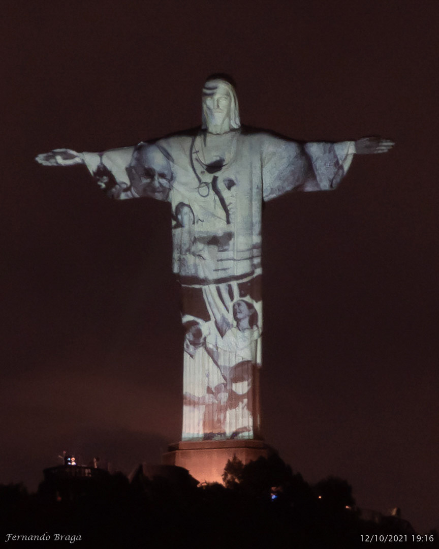 Iluminação na comemoração de 90 anos do Cristo Redentor