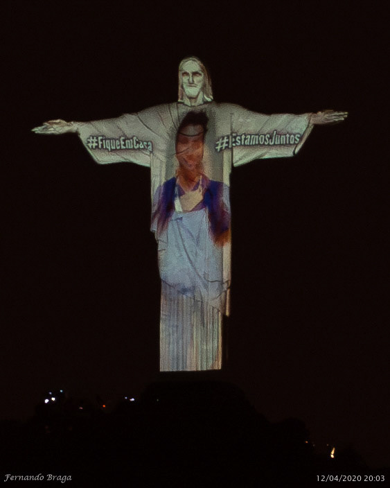 Iluminação especial do Cristo Redentor trazendo esperança no período difícil da pandemia da COVID-19