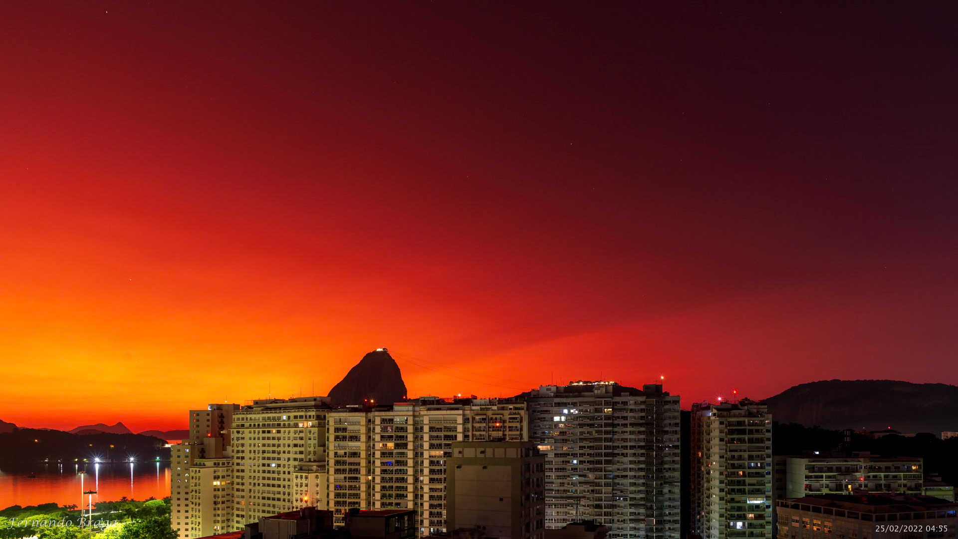 Registro dos efeitos do vulcão Tonga criando o Céu Vulcânico no Aterro do Flamengo