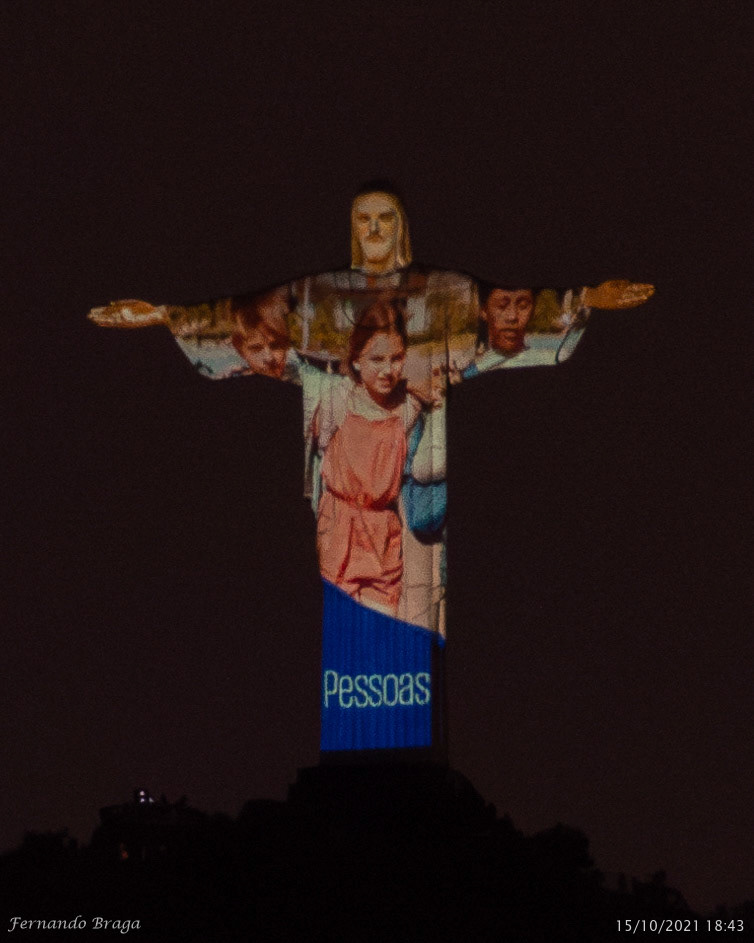 Na noite desta quinta-feira, Dia Internacional do Lixo Eletrônico, o Santuário Cristo Redentor realizou a cerimônia de pré-lançamento da Copa Reciclotron Rio, aos pés do monumento ao Cristo Redentor..O objetivo do evento é propagar a cultura da sustentabilidade, conceito que ganhou vida na iluminação do monumento com as cores azul, verde e vermelha, que representam a sustentabilidade, destacando as dimensões de preservação ambiental, desenvolvimento social inclusivo e desenvolvimento econômico responsável (práticas ESG – Environmental, Social and Governance)..A ação, realizada dentro da semana comemorativa dos 90 Anos do Cristo Redentor, contou com a presença de lideranças sociais, empresariais, acadêmicas e governamentais..A startup também está presente na Festa dos 90 Anos do Cristo Redentor, na Catedral Metropolitana do Rio de Janeiro, no Centro do Rio, até 16 de outubro de 2021, das 9h às 16h..Na Vila Sustentável, localizada no estacionamento da Catedral, está sendo realizada a mostra de soluções inovadoras para cidades sustentáveis, junto à Agência de Inovação, Pró-Reitoria de Extensão e Comissão Permanente de Sustentabilidade da UFF..Reciclotron é uma Startup de IMPACTO SOCIAL que surgiu a partir do Programa de Extensão SUSTENTA-VIDA do Instituto de Saúde de Nova Friburgo, com apoio da Comissão Permanente de Sustentabilidade, e acelerada pela Agência de Inovação da Universidade Federal Fluminense..Ela desenvolve tecnologia digital para difusão da cultura da sustentabilidade que estabelece um ecossistema, para o descarte correto e a reciclagem de resíduos eletrônicos, incentiva a reciclagem e o consumo responsável de produtos eco-friendly, com um sistema de benefícios que converte o lixo eletrônico em Reciclopontos, uma moeda sustentável, para o usuário utilizar nas ofertas de empresas parceiras e ajuda a captar equipamentos ainda em funcionamento que podem ser revertidos para instituições de ensino como insumo para cursos de informática ou de artes, e para projetos de inclusão digital.  Fonte: @cristoredentoroficial