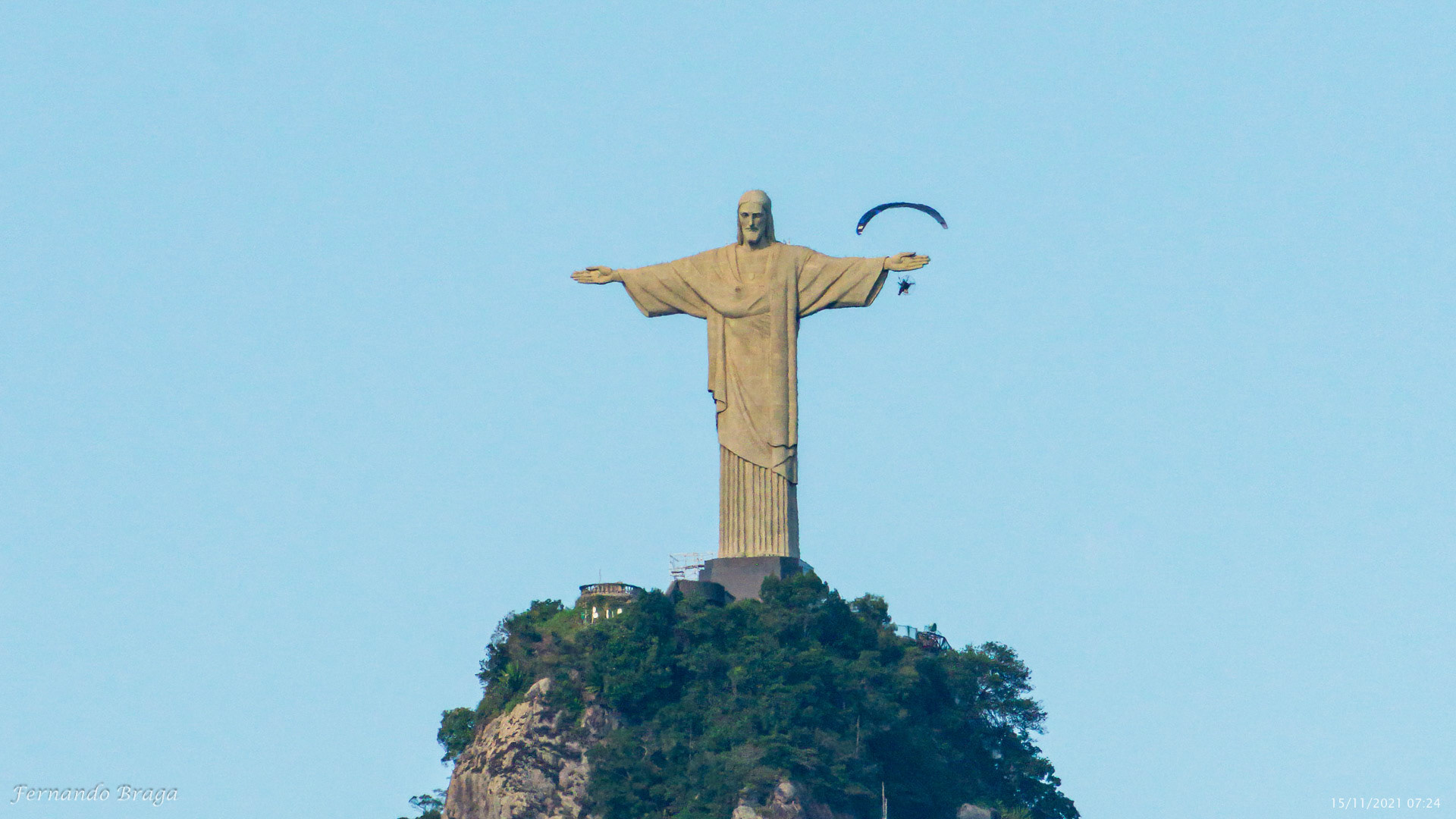 Um voo de paramotor no Cristo Redentor. Piloto: Alexandre Barbosa (@alexlbarbosa)