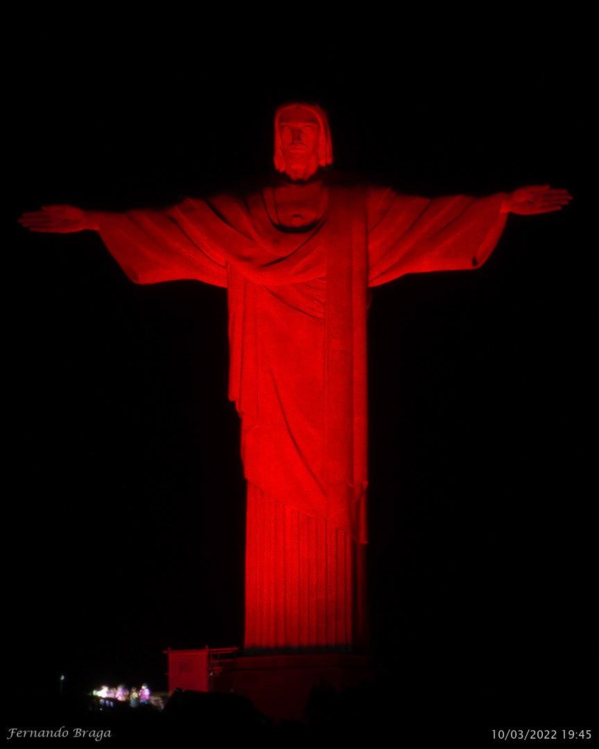 CristoRedentor iluminado de azul e vermelho por um motivo super especial: trata-se da campanha anual do Dia Mundial do Rim, comemorado sempre na segunda quinta-feira do mês de março, que tem como objetivo alertar a população sobre a Doença Renal Crônica (DRC), que atinge cerca de 5 milhões de brasileiros.