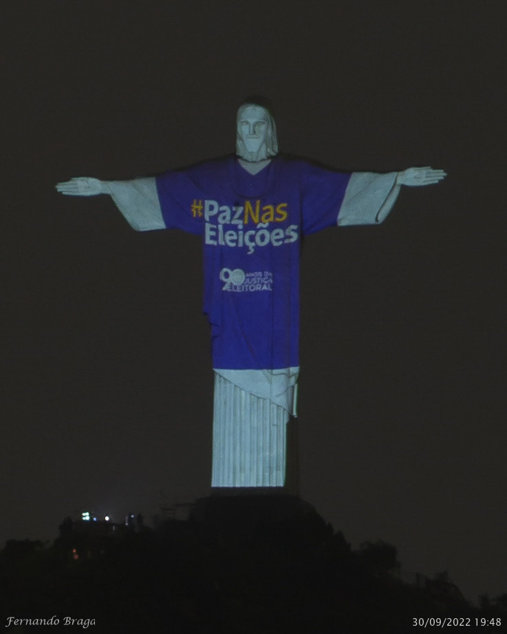 Iluminação especial pedindo Paz para as eleições 2022