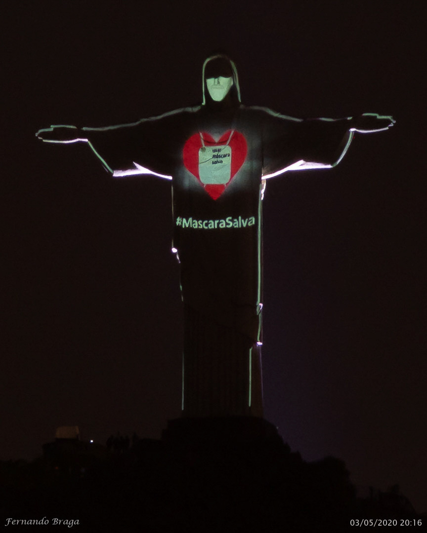 O Cristo Redentor lembrando da importância do uso de máscaras na pandemia da COVID-19
