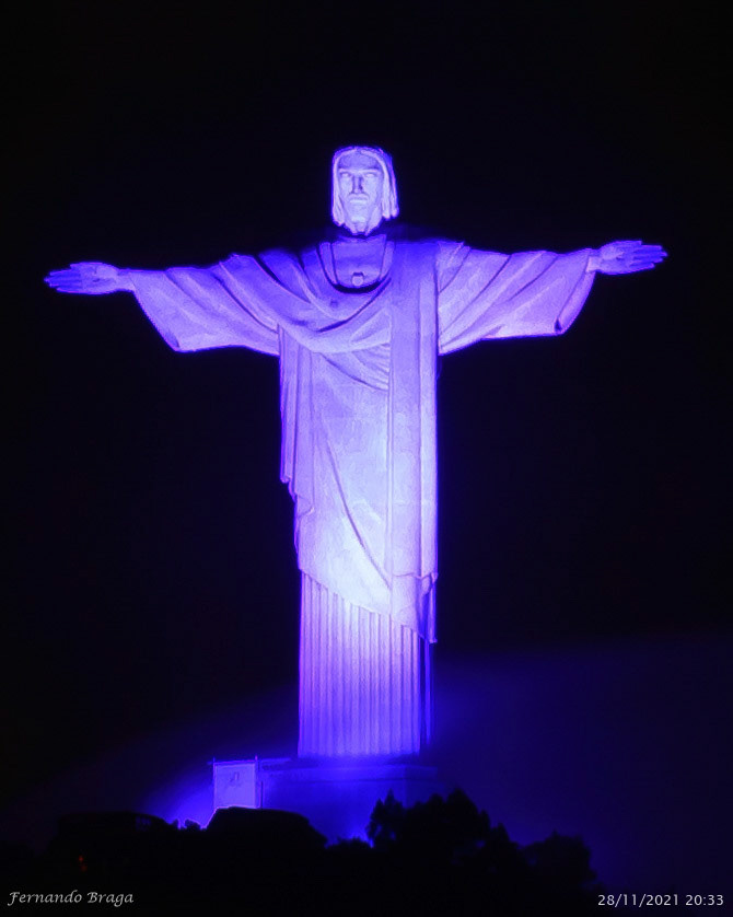 Hoje o #CristoRedentor foi iluminado nas cores 💙 azul e 💛 amarela para celebrar a declaração de 🇧🇧 Barbados 🇧🇧 como república e o meio século das relações diplomáticas com o Brasil.A ação faz parte de uma parceria entre a Arquidiocese de São Sebastião do Rio de Janeiro e a Embaixada de #Barbados.A ilha, ex-colônia britânica no Caribe, vai receber uma cerimônia formal, na próxima segunda-feira (29), de retirada da Rainha Elizabeth II como Chefe de Estado, quase 400 anos após os primeiros navios britânicos chegarem ao local.Após a ruptura com a Rainha, Barbados vai poder escolher, pela primeira vez, um de seus próprios cidadãos para se tornar o maior representante do país. Fonte: @cristoredentoroficial