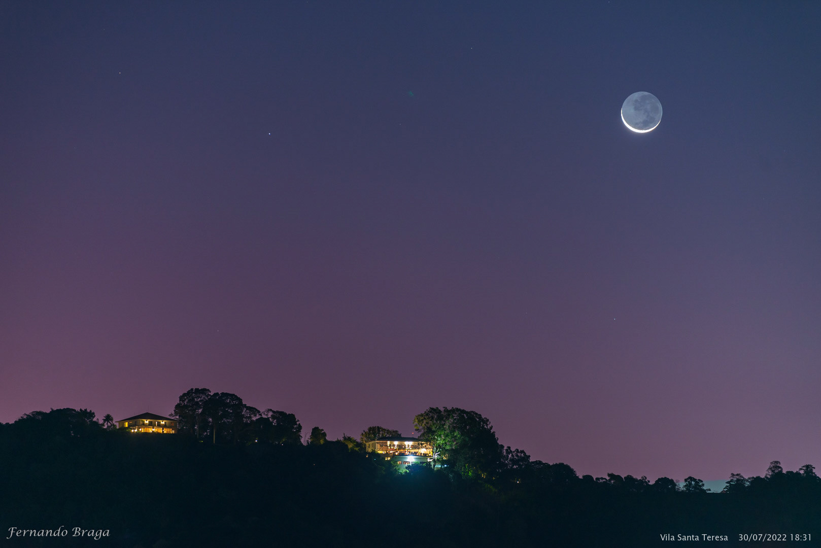 Pôr da Lua Crescente durante uma Festa em Santa Teresa