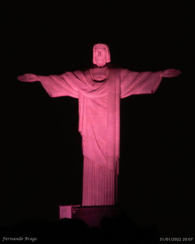 Em todo o mundo, mais de 1,7 bilhão de pessoas são afetadas por doenças como hanseníase, doença de Chagas, esquistossomose, leishmaniose, hepatites e filariose linfática, entre outras enfermidades.Elas fazem parte do grupo das “Doenças Tropicais Negligenciadas”, que hoje afetam sobretudo as populações mais vulneráveis.Para dar visibilidade ao problema e pressionar por mais investimentos no setor, a OMS instituiu o dia 30 de janeiro como o “Dia Mundial das Doenças Tropicais Negligenciadas”.O Santuário Cristo Redentor, em parceria com a Iniciativa Medicamentos para Doenças Negligenciadas - DNDi (sigla em inglês para Drugs for Neglected Diseases initiative), uma instituição sem fins lucrativos de Pesquisa e Desenvolvimento (P&amp;D), promoveram uma iluminação especial na cor laranja e roxo pela causa.Por conta do mau tempo, a iluminação foi transferida do dia 30/01 para a noite desta segunda-feira.  Fonte: @cristoredentoroficial