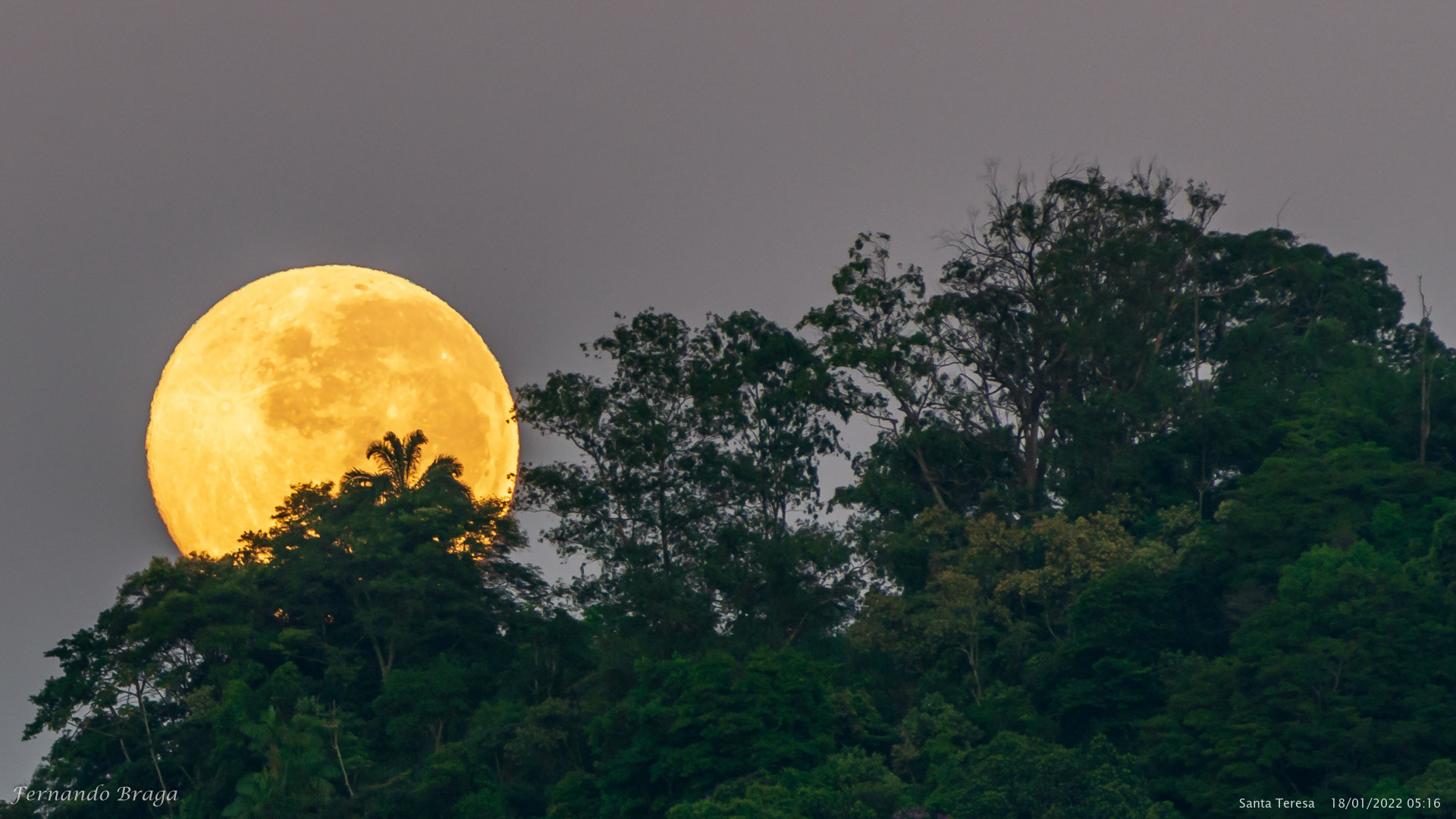 A primeira Lua Cheia do ano se pondo em Santa Teresa, Rio de Janeiro/RJ.
