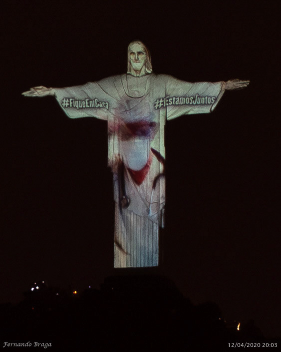 Iluminação especial do Cristo Redentor trazendo esperança no período difícil da pandemia da COVID-19