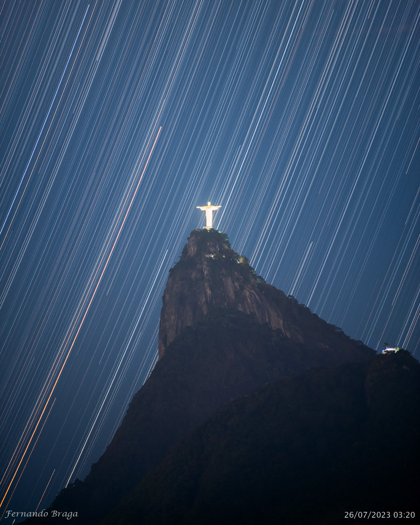 Star Trail no Cristo Redentor das 2hAM às 3h20AM usando 650 fotos com NIKON D800 + 70-200mm f/2.8E a 200mm f/2.8 6" ISO 100 +3ev