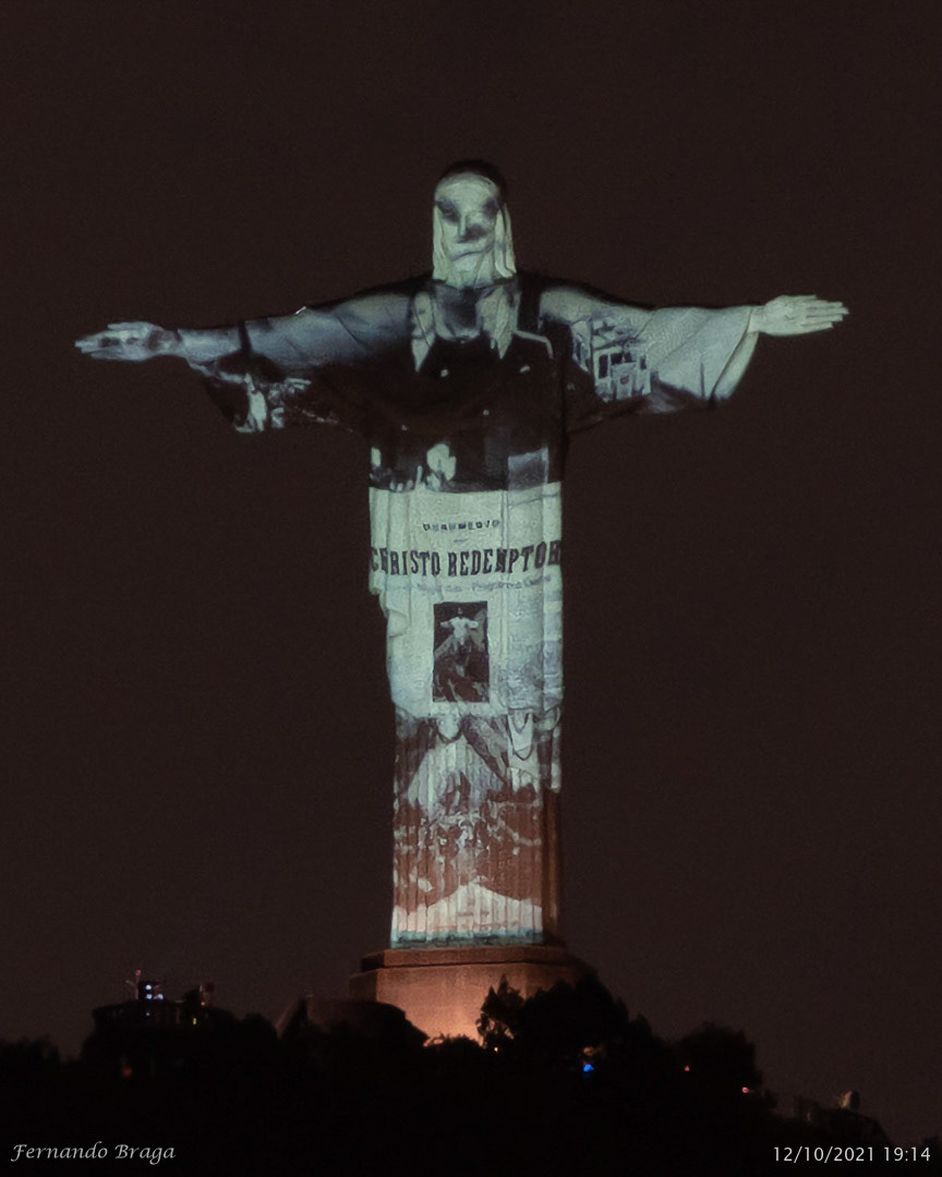 Iluminação na comemoração de 90 anos do Cristo Redentor