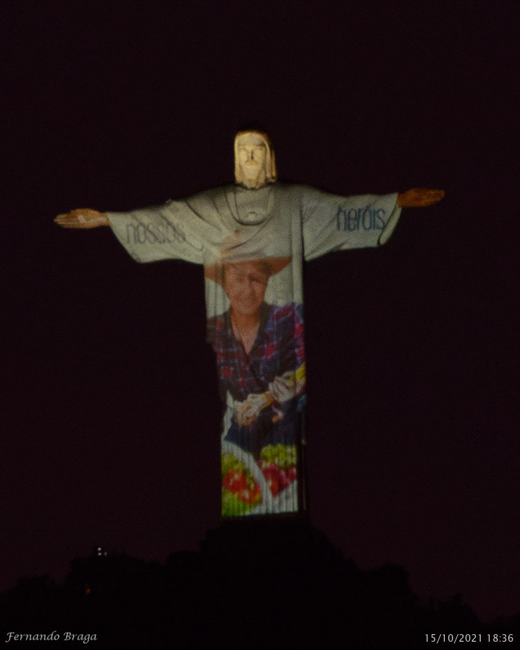 Na noite desta quinta-feira, Dia Internacional do Lixo Eletrônico, o Santuário Cristo Redentor realizou a cerimônia de pré-lançamento da Copa Reciclotron Rio, aos pés do monumento ao Cristo Redentor..O objetivo do evento é propagar a cultura da sustentabilidade, conceito que ganhou vida na iluminação do monumento com as cores azul, verde e vermelha, que representam a sustentabilidade, destacando as dimensões de preservação ambiental, desenvolvimento social inclusivo e desenvolvimento econômico responsável (práticas ESG – Environmental, Social and Governance)..A ação, realizada dentro da semana comemorativa dos 90 Anos do Cristo Redentor, contou com a presença de lideranças sociais, empresariais, acadêmicas e governamentais..A startup também está presente na Festa dos 90 Anos do Cristo Redentor, na Catedral Metropolitana do Rio de Janeiro, no Centro do Rio, até 16 de outubro de 2021, das 9h às 16h..Na Vila Sustentável, localizada no estacionamento da Catedral, está sendo realizada a mostra de soluções inovadoras para cidades sustentáveis, junto à Agência de Inovação, Pró-Reitoria de Extensão e Comissão Permanente de Sustentabilidade da UFF..Reciclotron é uma Startup de IMPACTO SOCIAL que surgiu a partir do Programa de Extensão SUSTENTA-VIDA do Instituto de Saúde de Nova Friburgo, com apoio da Comissão Permanente de Sustentabilidade, e acelerada pela Agência de Inovação da Universidade Federal Fluminense..Ela desenvolve tecnologia digital para difusão da cultura da sustentabilidade que estabelece um ecossistema, para o descarte correto e a reciclagem de resíduos eletrônicos, incentiva a reciclagem e o consumo responsável de produtos eco-friendly, com um sistema de benefícios que converte o lixo eletrônico em Reciclopontos, uma moeda sustentável, para o usuário utilizar nas ofertas de empresas parceiras e ajuda a captar equipamentos ainda em funcionamento que podem ser revertidos para instituições de ensino como insumo para cursos de informática ou de artes, e para projetos de inclusão digital.  Fonte: @cristoredentoroficial
