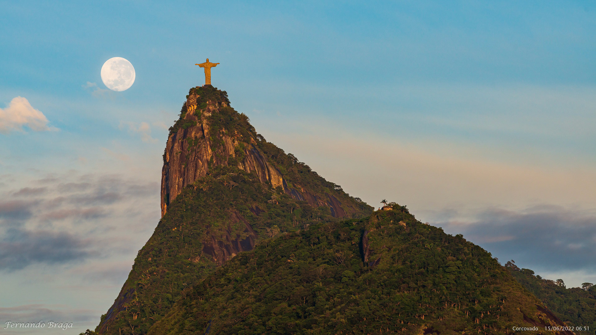 Pôr da Superlua ao lado do Cristo Redentor