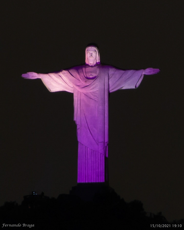 Na noite desta quinta-feira, Dia Internacional do Lixo Eletrônico, o Santuário Cristo Redentor realizou a cerimônia de pré-lançamento da Copa Reciclotron Rio, aos pés do monumento ao Cristo Redentor..O objetivo do evento é propagar a cultura da sustentabilidade, conceito que ganhou vida na iluminação do monumento com as cores azul, verde e vermelha, que representam a sustentabilidade, destacando as dimensões de preservação ambiental, desenvolvimento social inclusivo e desenvolvimento econômico responsável (práticas ESG – Environmental, Social and Governance)..A ação, realizada dentro da semana comemorativa dos 90 Anos do Cristo Redentor, contou com a presença de lideranças sociais, empresariais, acadêmicas e governamentais..A startup também está presente na Festa dos 90 Anos do Cristo Redentor, na Catedral Metropolitana do Rio de Janeiro, no Centro do Rio, até 16 de outubro de 2021, das 9h às 16h..Na Vila Sustentável, localizada no estacionamento da Catedral, está sendo realizada a mostra de soluções inovadoras para cidades sustentáveis, junto à Agência de Inovação, Pró-Reitoria de Extensão e Comissão Permanente de Sustentabilidade da UFF..Reciclotron é uma Startup de IMPACTO SOCIAL que surgiu a partir do Programa de Extensão SUSTENTA-VIDA do Instituto de Saúde de Nova Friburgo, com apoio da Comissão Permanente de Sustentabilidade, e acelerada pela Agência de Inovação da Universidade Federal Fluminense..Ela desenvolve tecnologia digital para difusão da cultura da sustentabilidade que estabelece um ecossistema, para o descarte correto e a reciclagem de resíduos eletrônicos, incentiva a reciclagem e o consumo responsável de produtos eco-friendly, com um sistema de benefícios que converte o lixo eletrônico em Reciclopontos, uma moeda sustentável, para o usuário utilizar nas ofertas de empresas parceiras e ajuda a captar equipamentos ainda em funcionamento que podem ser revertidos para instituições de ensino como insumo para cursos de informática ou de artes, e para projetos de inclusão digital.  Fonte: @cristoredentoroficial