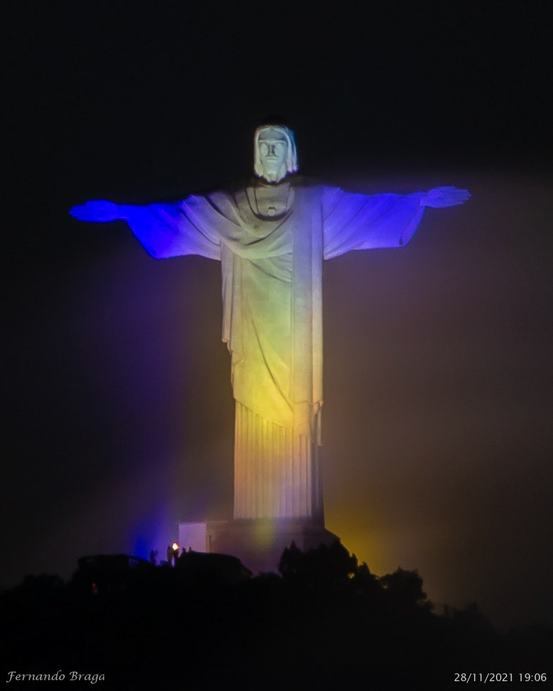 Hoje o #CristoRedentor foi iluminado nas cores 💙 azul e 💛 amarela para celebrar a declaração de 🇧🇧 Barbados 🇧🇧 como república e o meio século das relações diplomáticas com o Brasil.A ação faz parte de uma parceria entre a Arquidiocese de São Sebastião do Rio de Janeiro e a Embaixada de #Barbados.A ilha, ex-colônia britânica no Caribe, vai receber uma cerimônia formal, na próxima segunda-feira (29), de retirada da Rainha Elizabeth II como Chefe de Estado, quase 400 anos após os primeiros navios britânicos chegarem ao local.Após a ruptura com a Rainha, Barbados vai poder escolher, pela primeira vez, um de seus próprios cidadãos para se tornar o maior representante do país. Fonte: @cristoredentoroficial