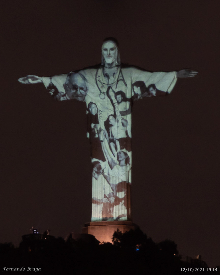 Iluminação na comemoração de 90 anos do Cristo Redentor