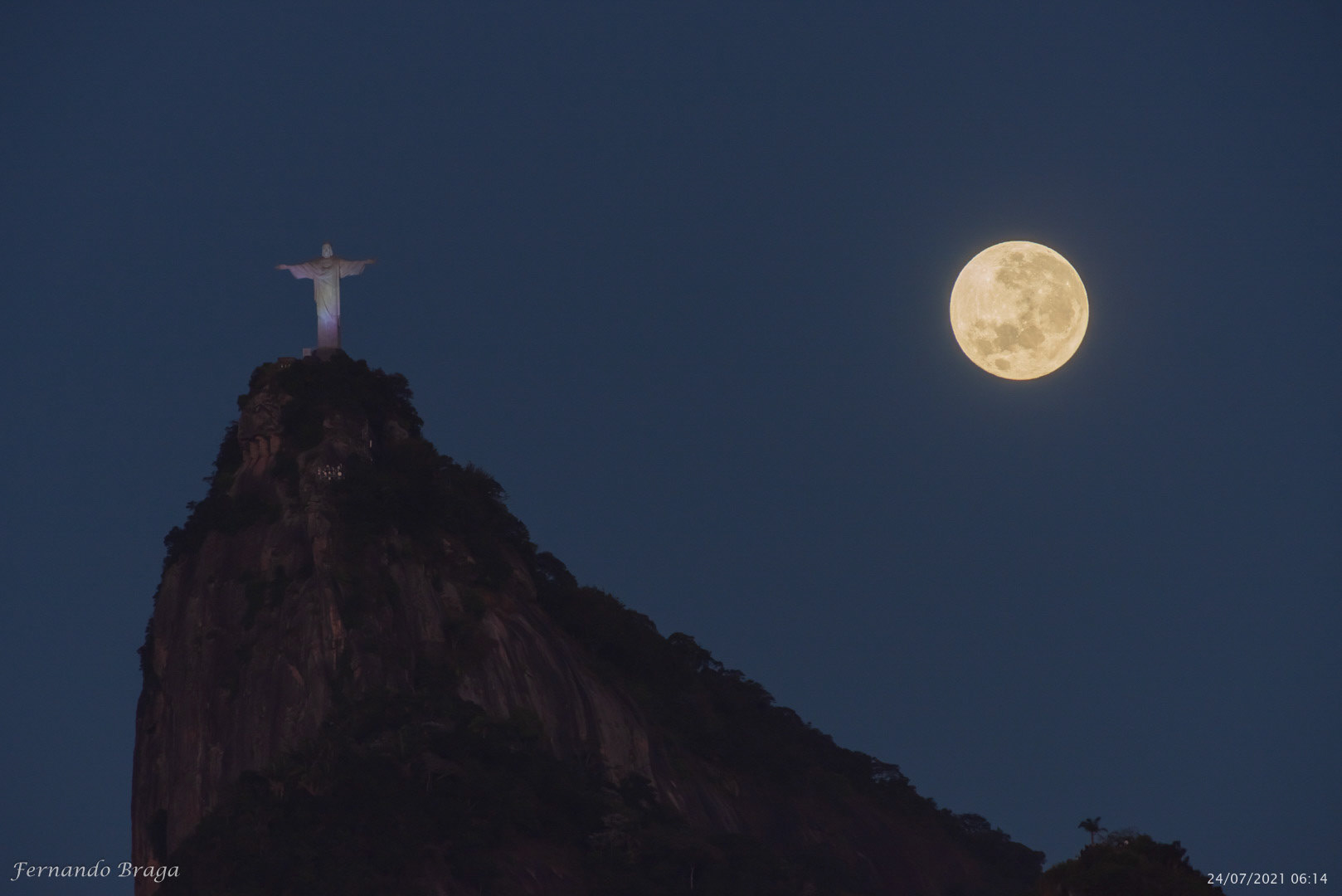 A Lua Cheia se pondo no Corcovado