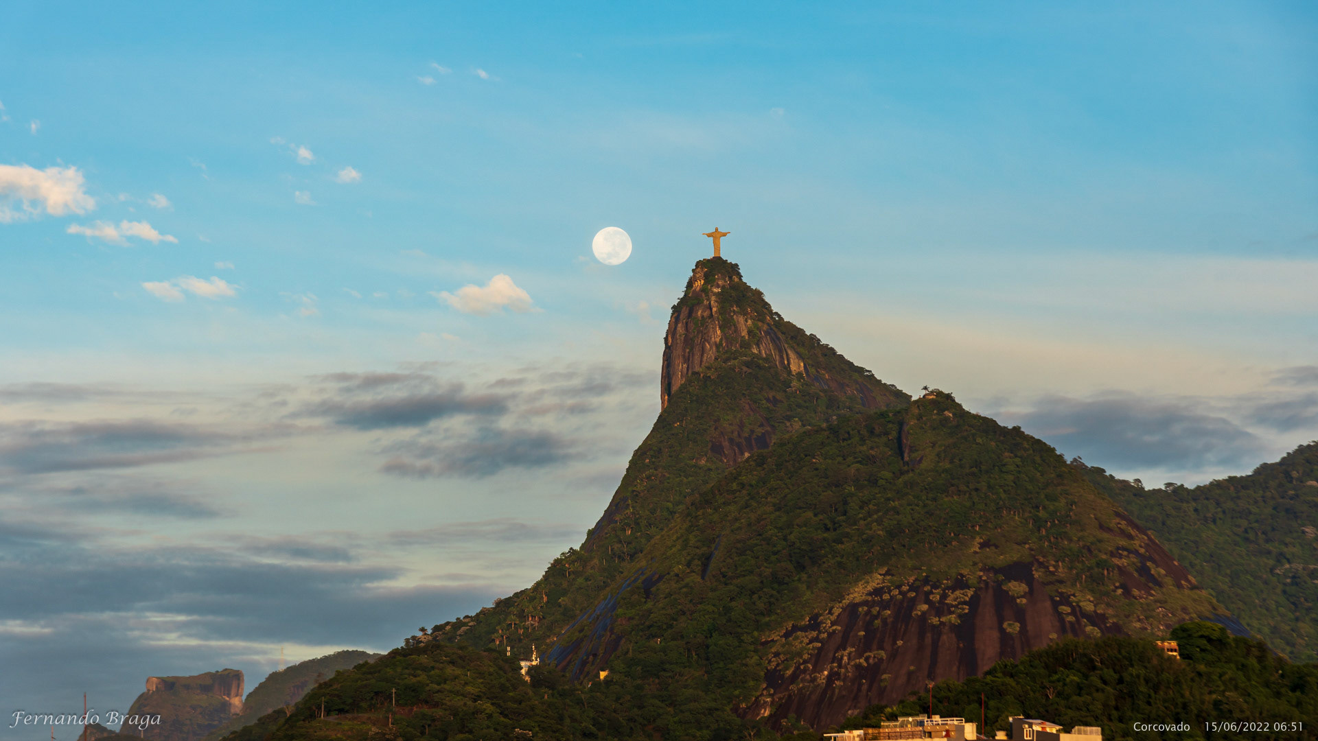 Pôr da Superlua ao lado do Cristo Redentor