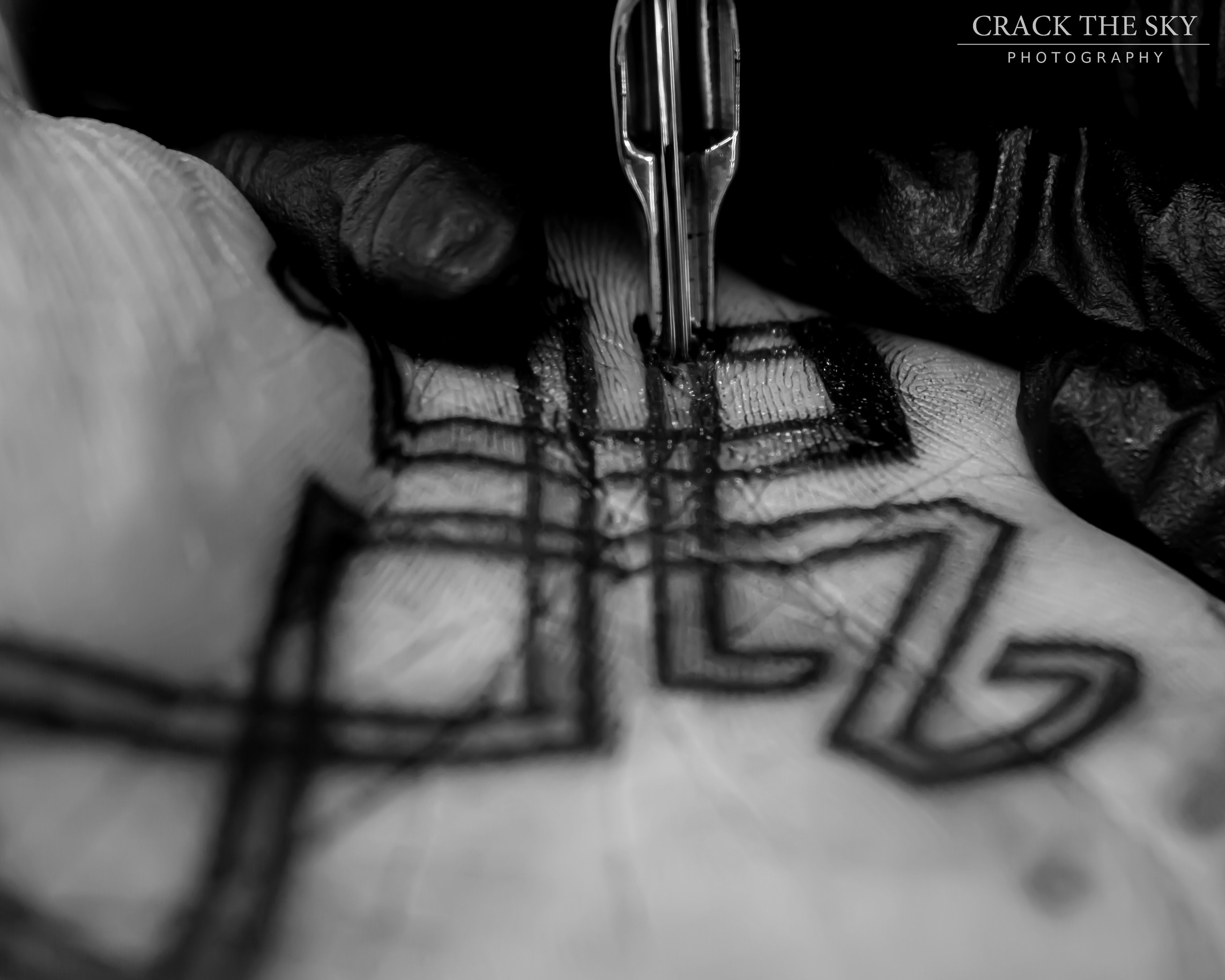 Palm tattooing by @caz_gold (instagram)