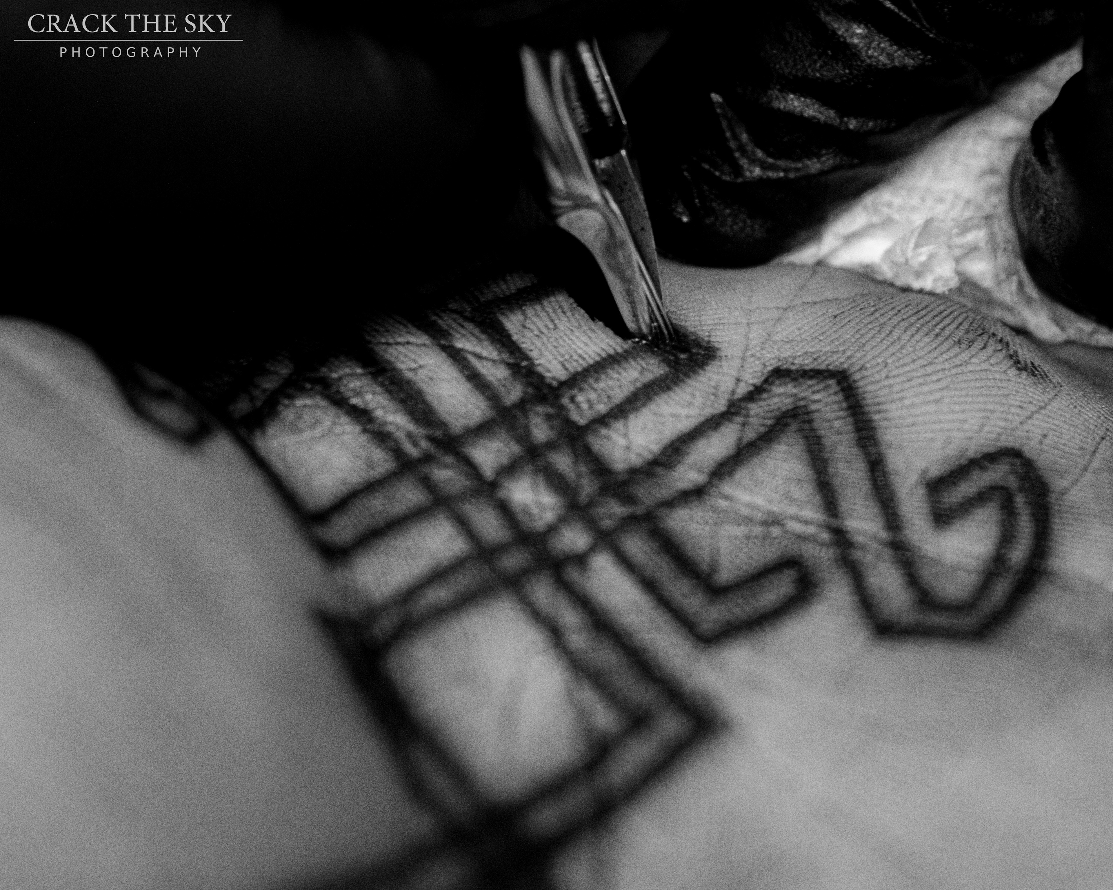 Palm tattooing by @caz_gold (instagram)