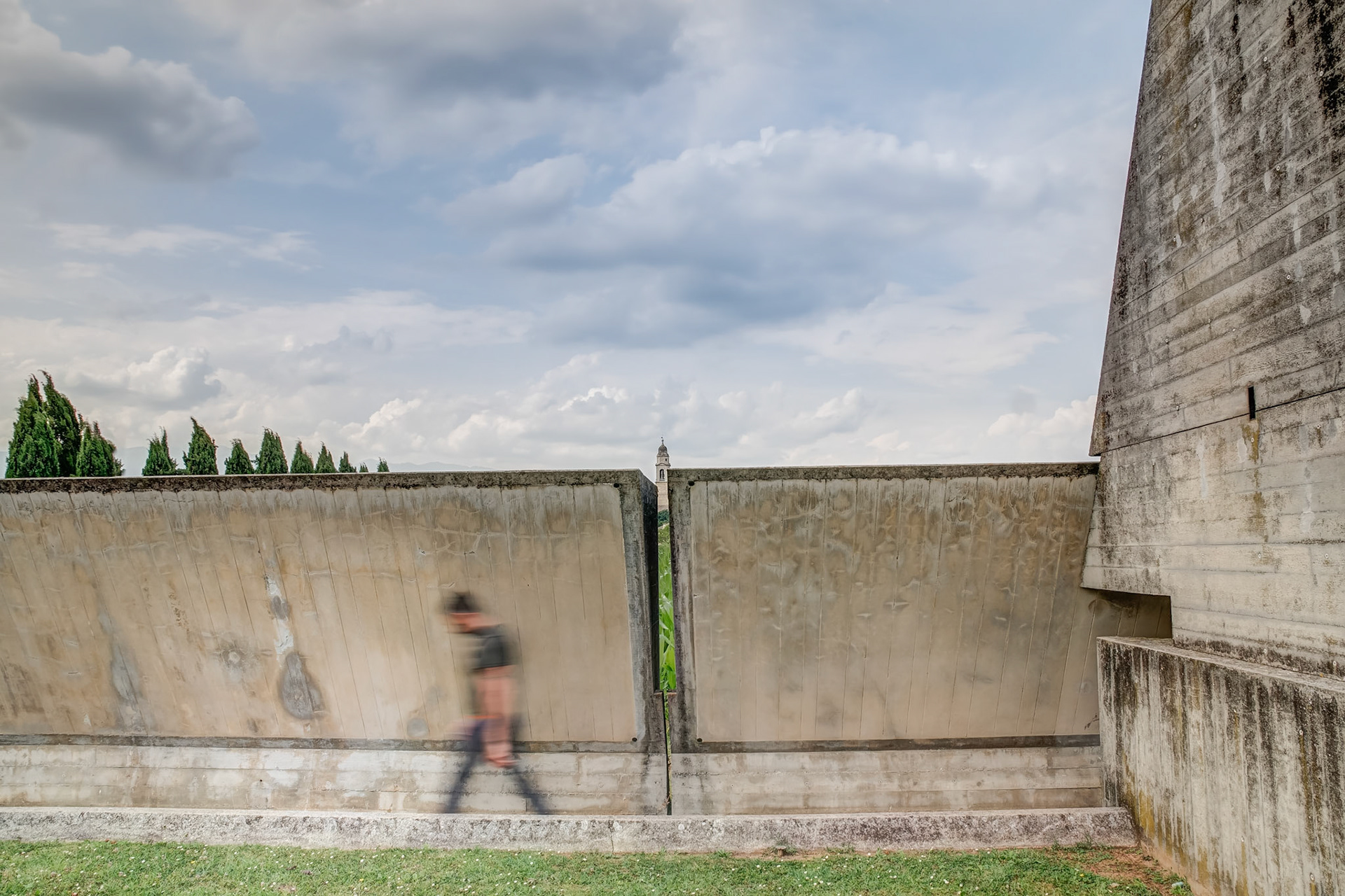 Tomba Brion Blick zur Dorfkirche