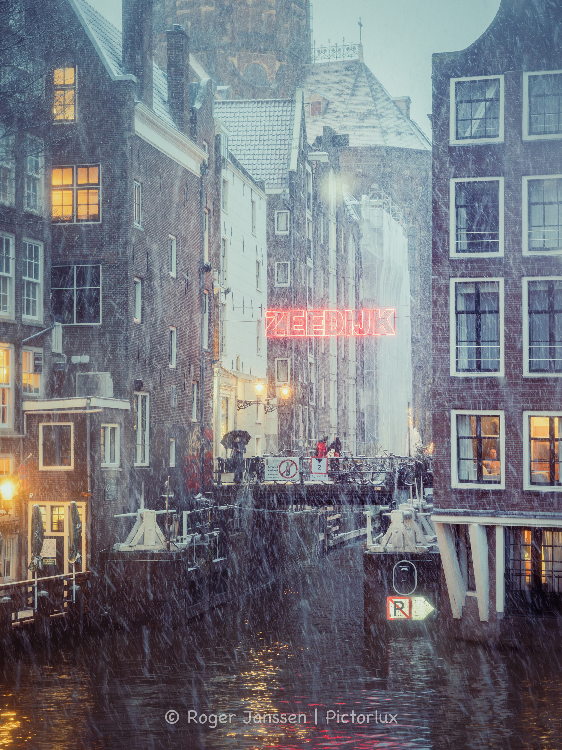 Heavy snowfall on the Zeedijk as seen from the Oudezijdsvoorburgwal in Amsterdam.
