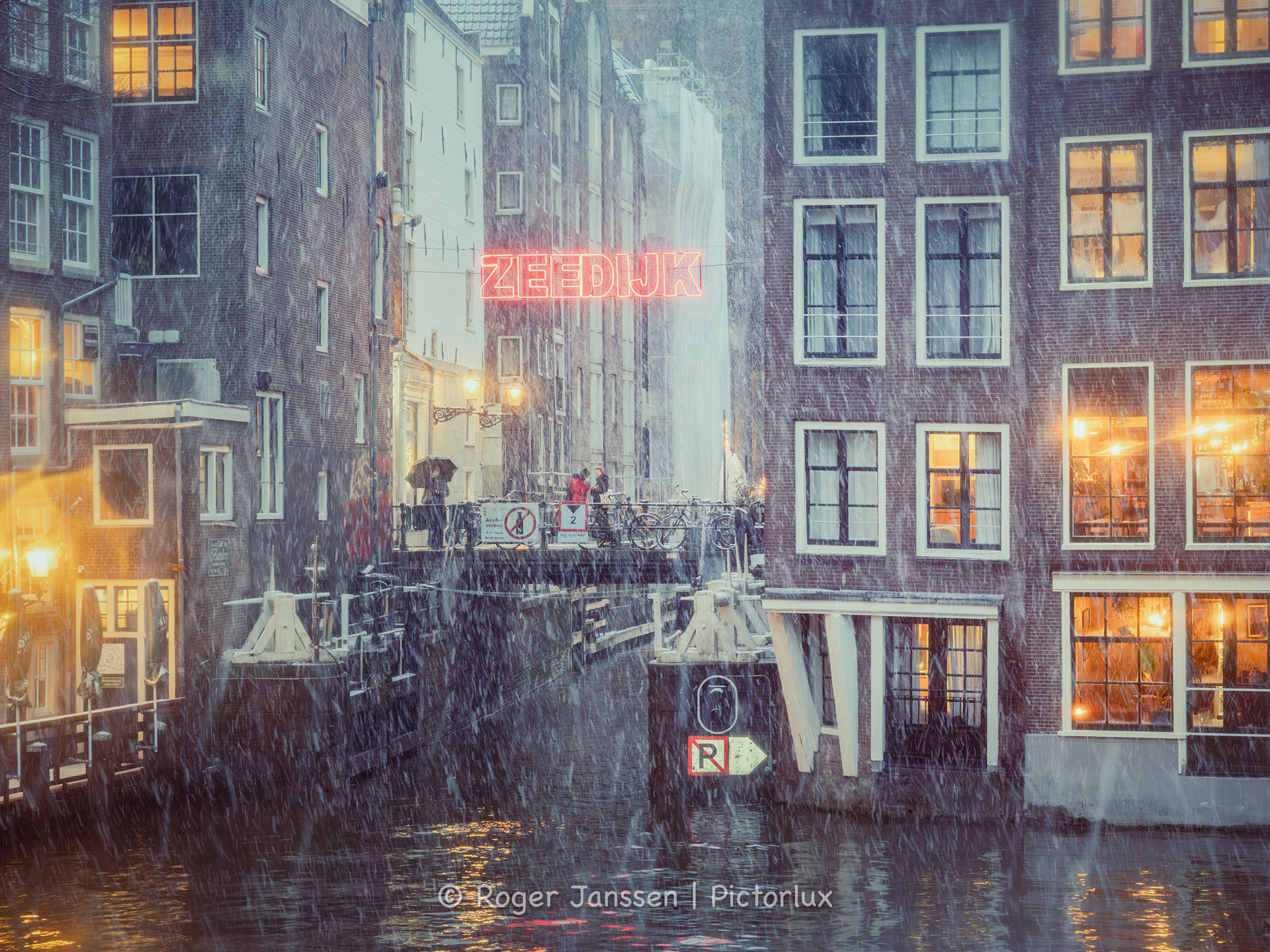 Zware sneeuwval op de Zeedijk gezien vanaf de Oudezijdsvoorburgwal in Amsterdam.