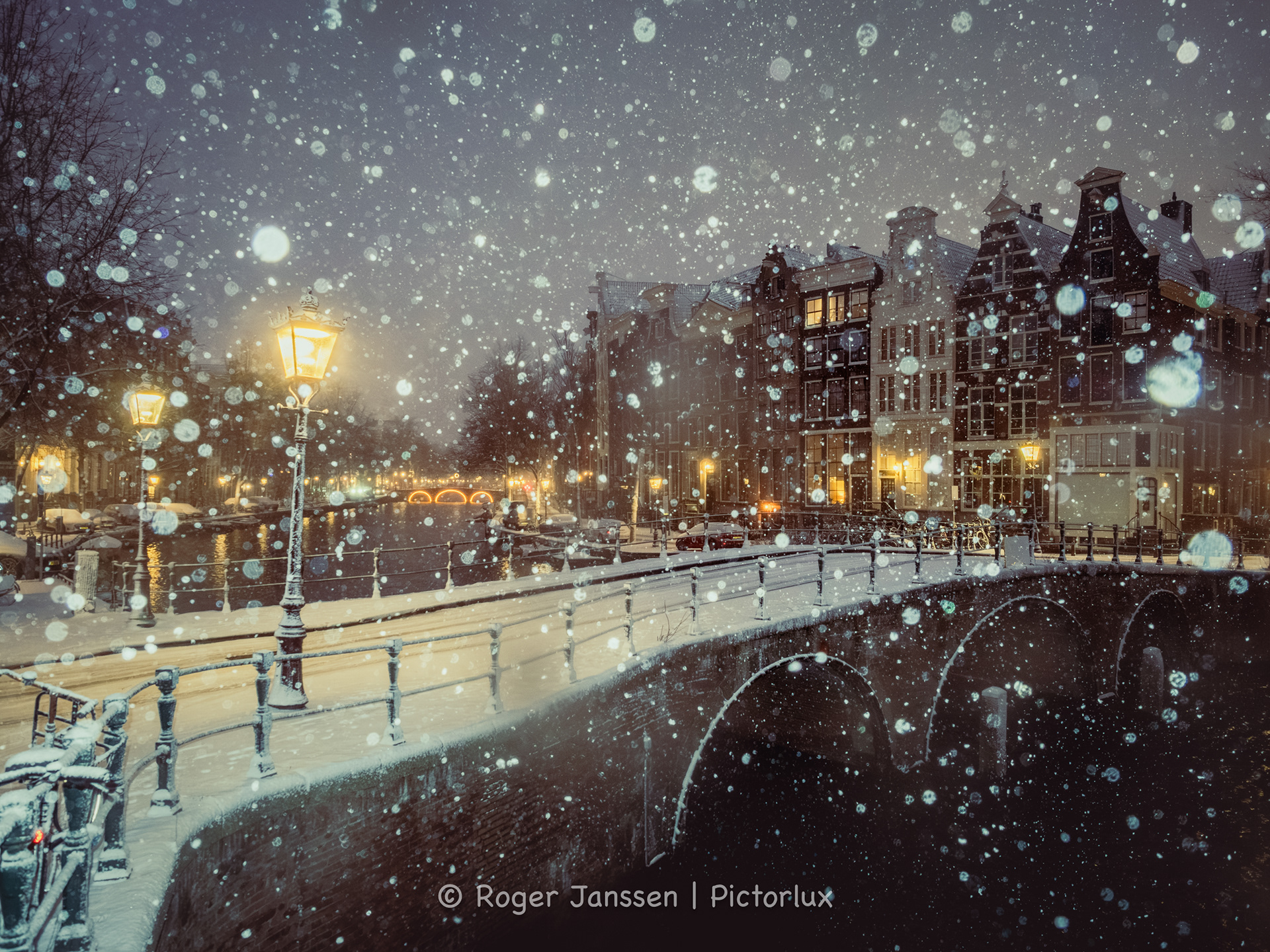 Keizersgracht in Amsterdam during a snow blizzard.
