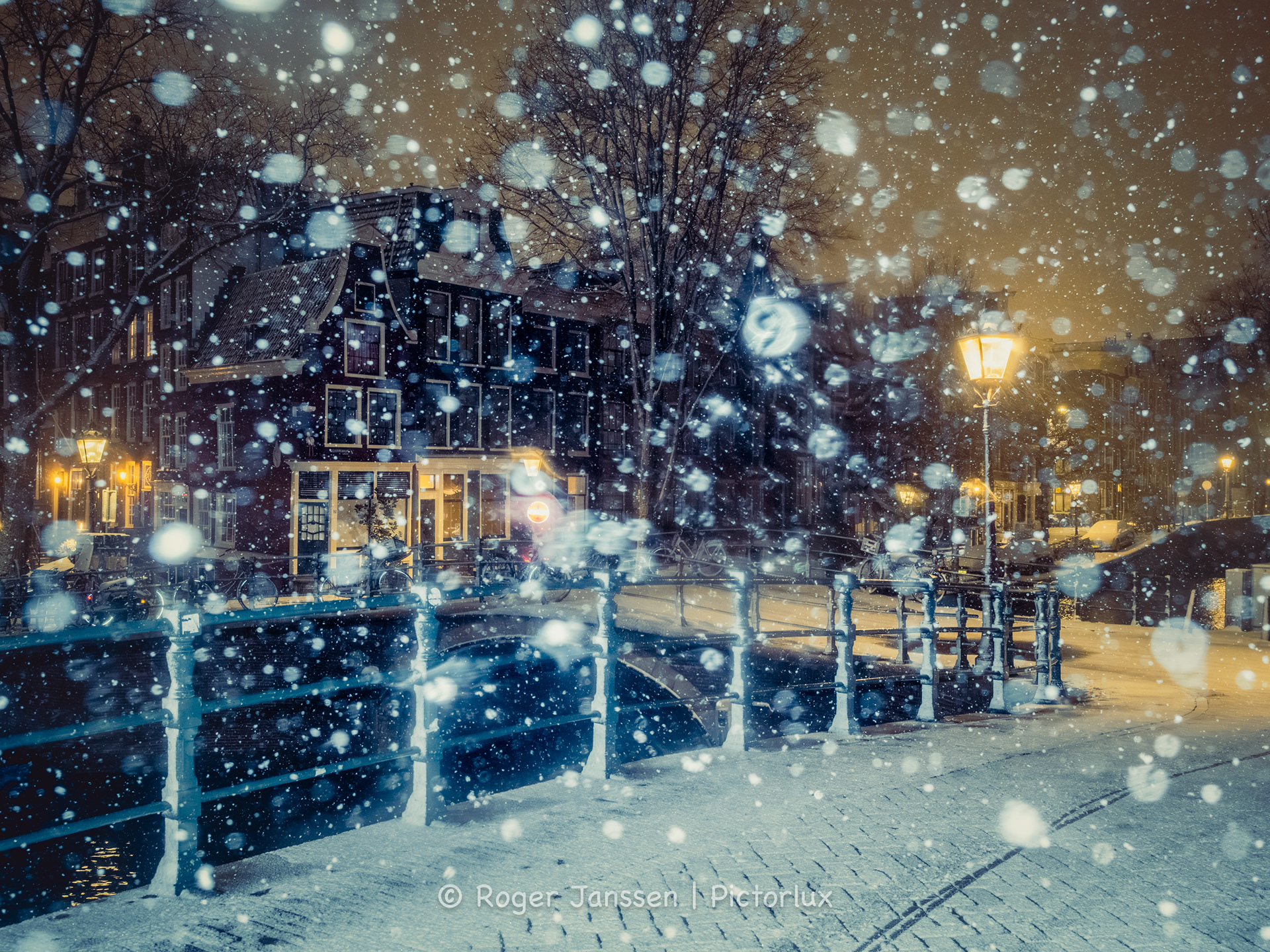 Reguliersgracht in Amsterdam during a blizzard.