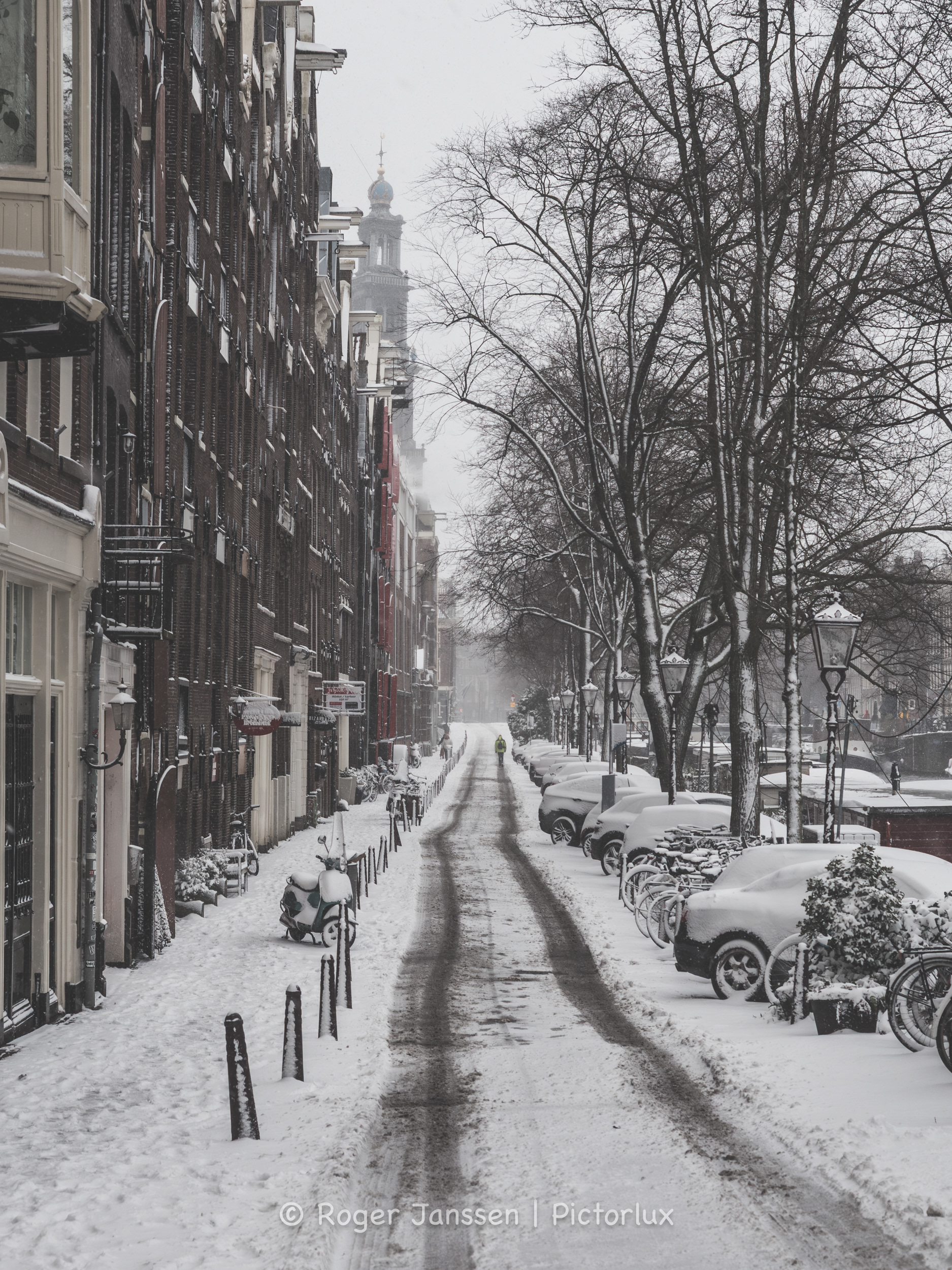 De Prinsengracht in Amsterdam in de sneeuw. The Prinsengracht in Amsterdam in the snow.