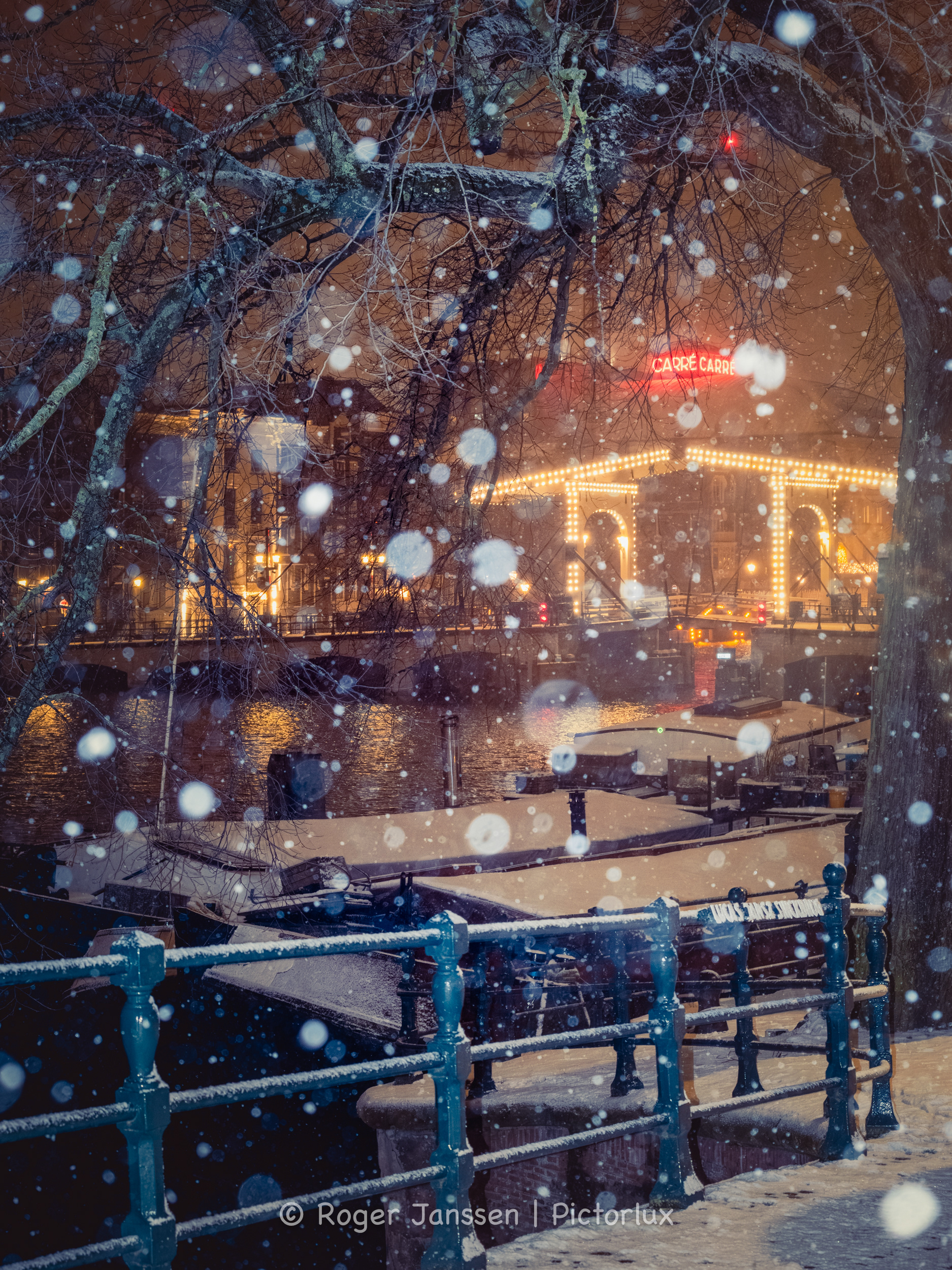 Skinny Bridge ( magere Brug )in Amsterdam during a blizzard.