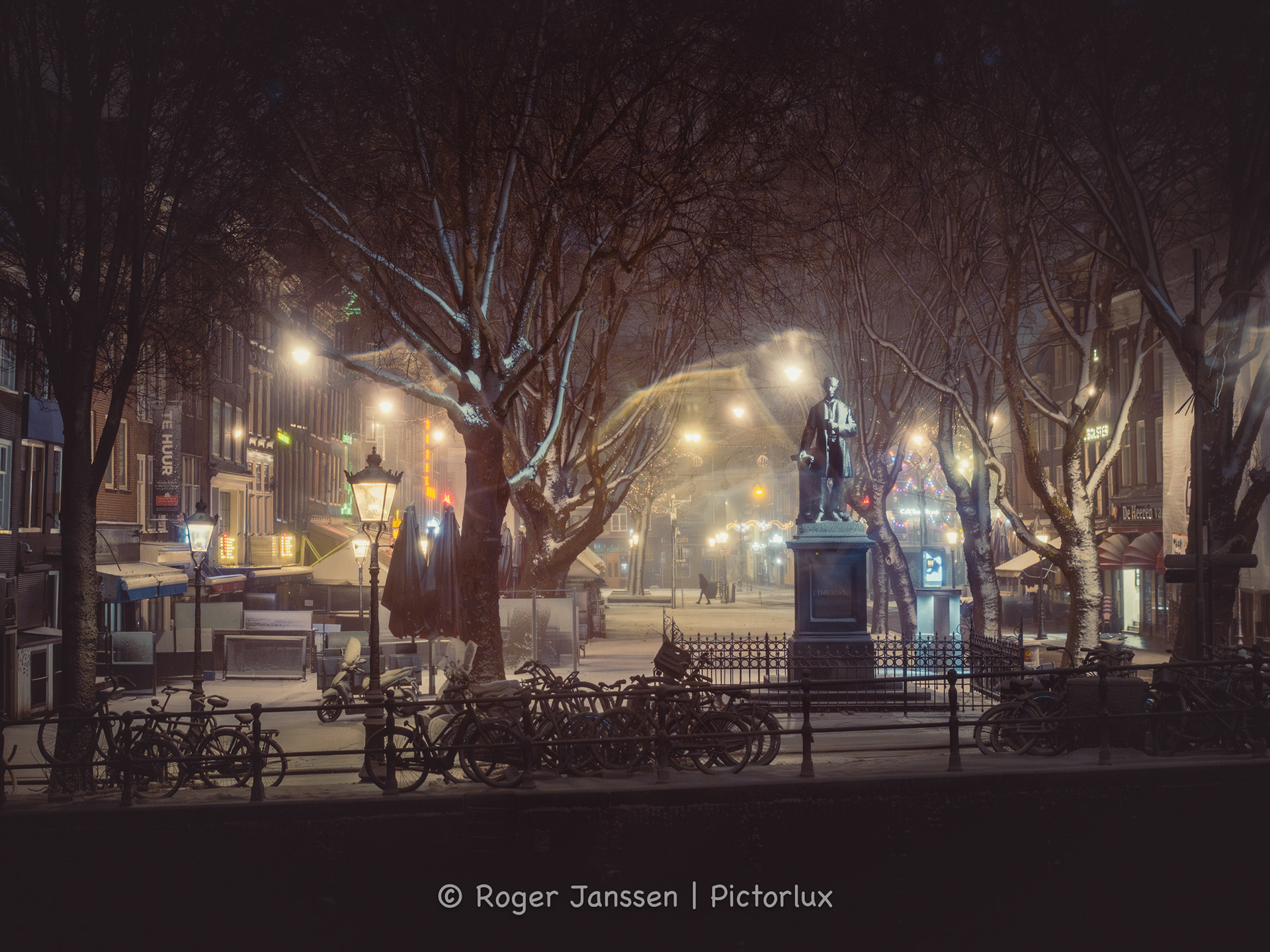 Overview of the Thorbecke square during a blizzard in Amsterdam.