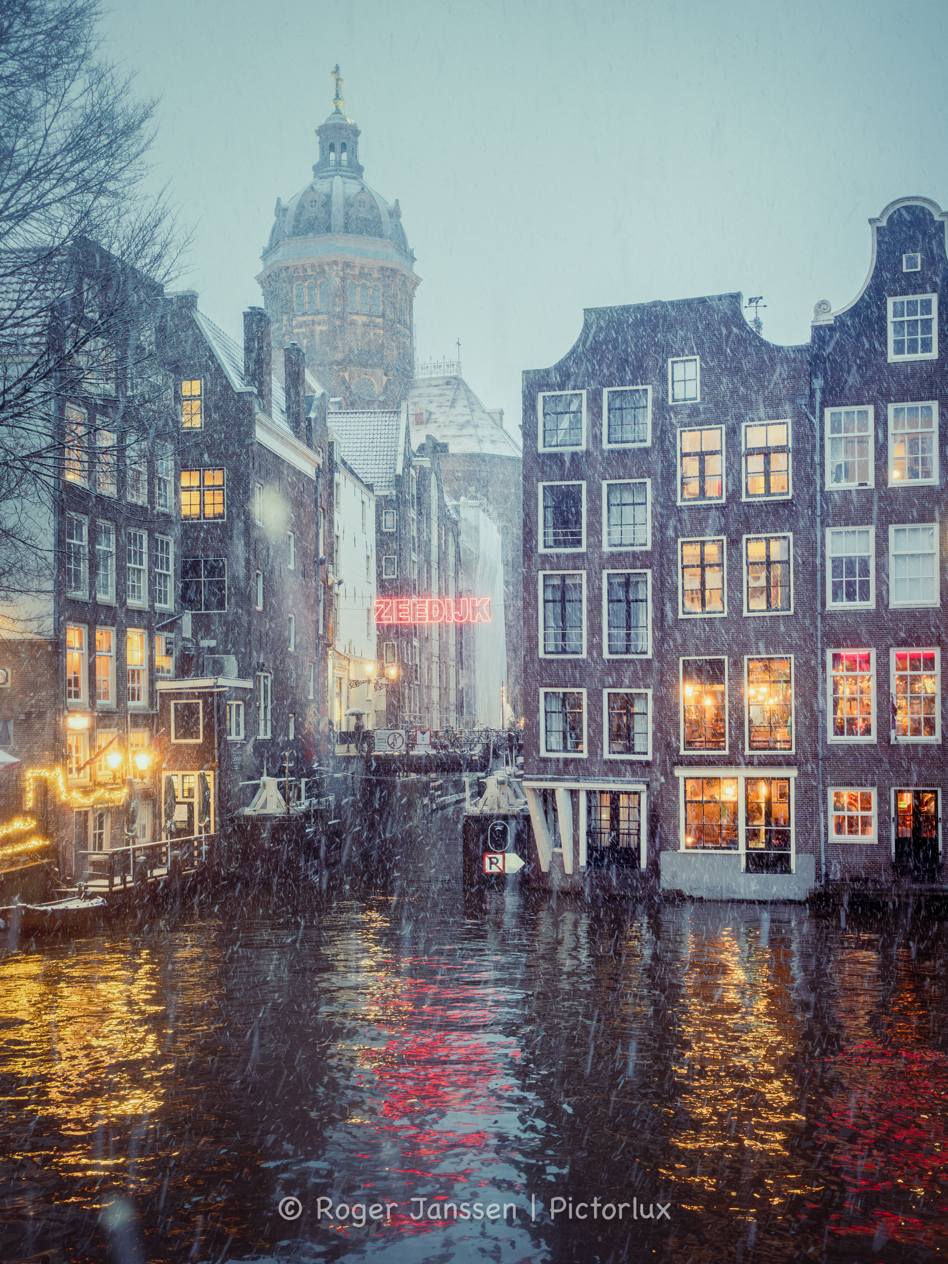Zware sneeuwval op de Zeedijk gezien vanaf de Oudezijdsvoorburgwal in Amsterdam.