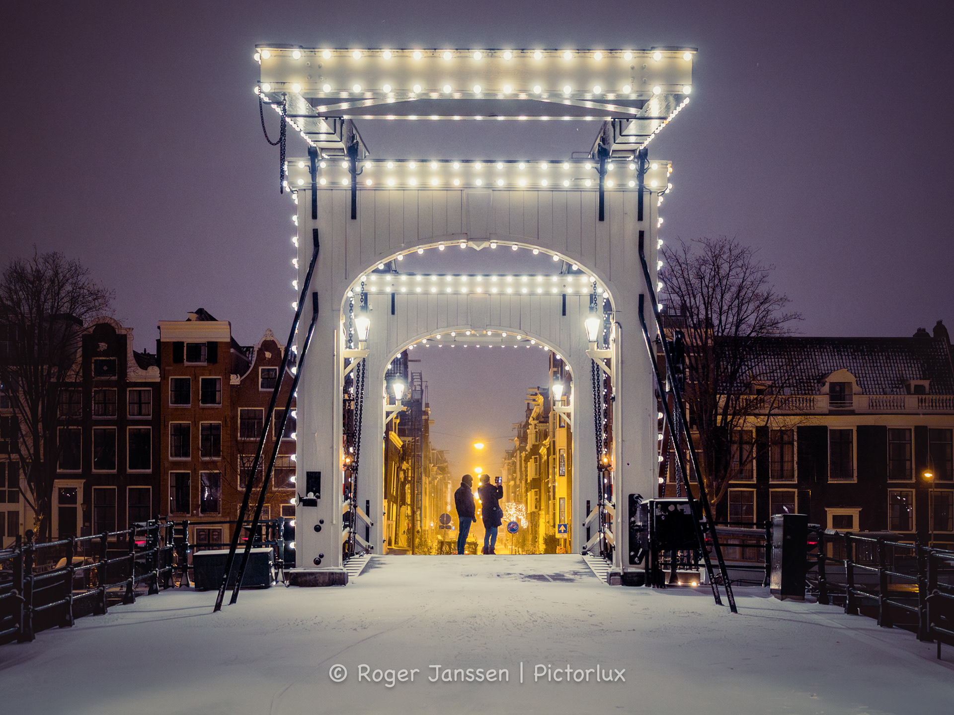 Magere brug in Amsterdam in de sneeuw.