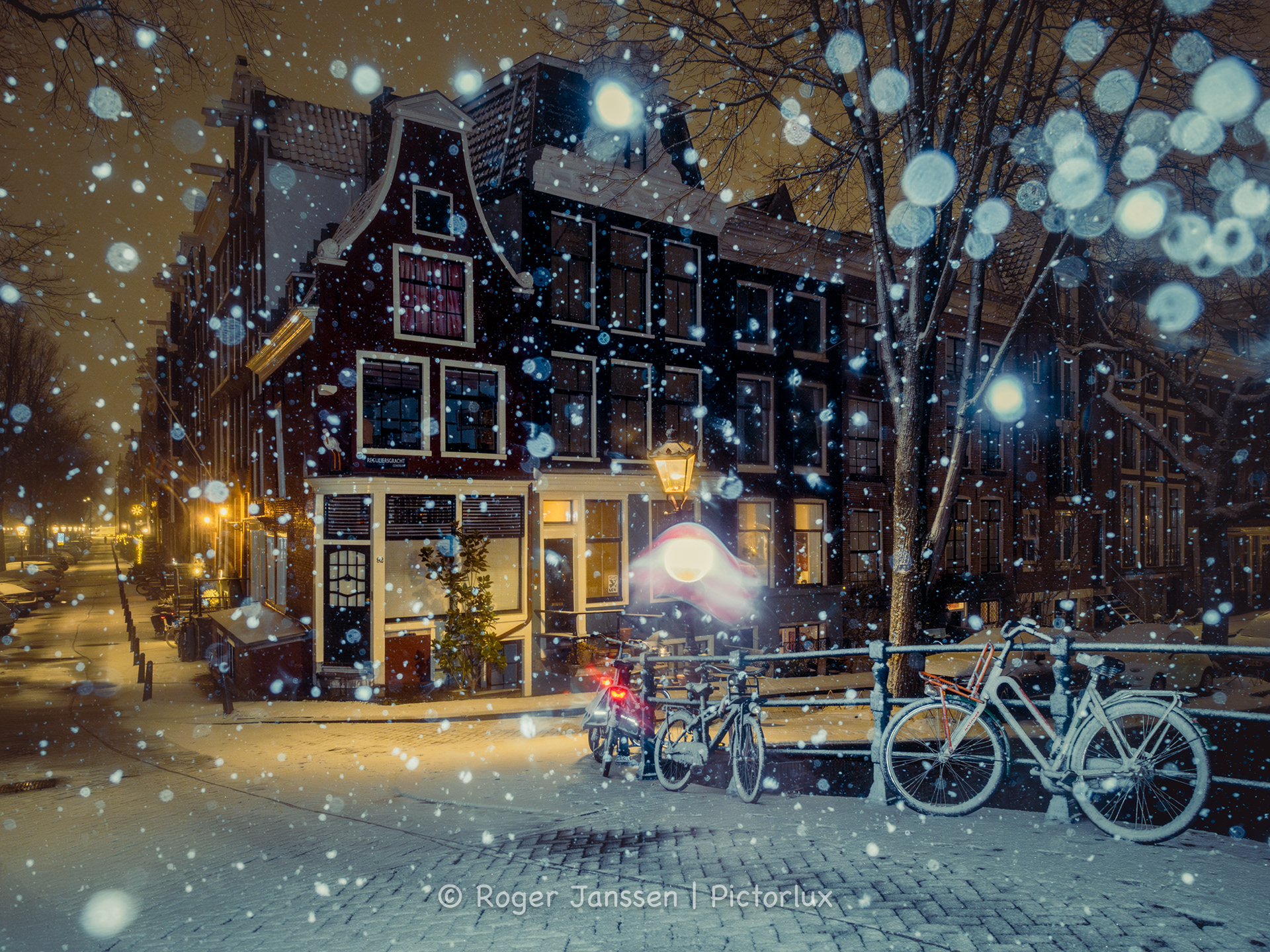 Reguliersgracht in Amsterdam during a blizzard.