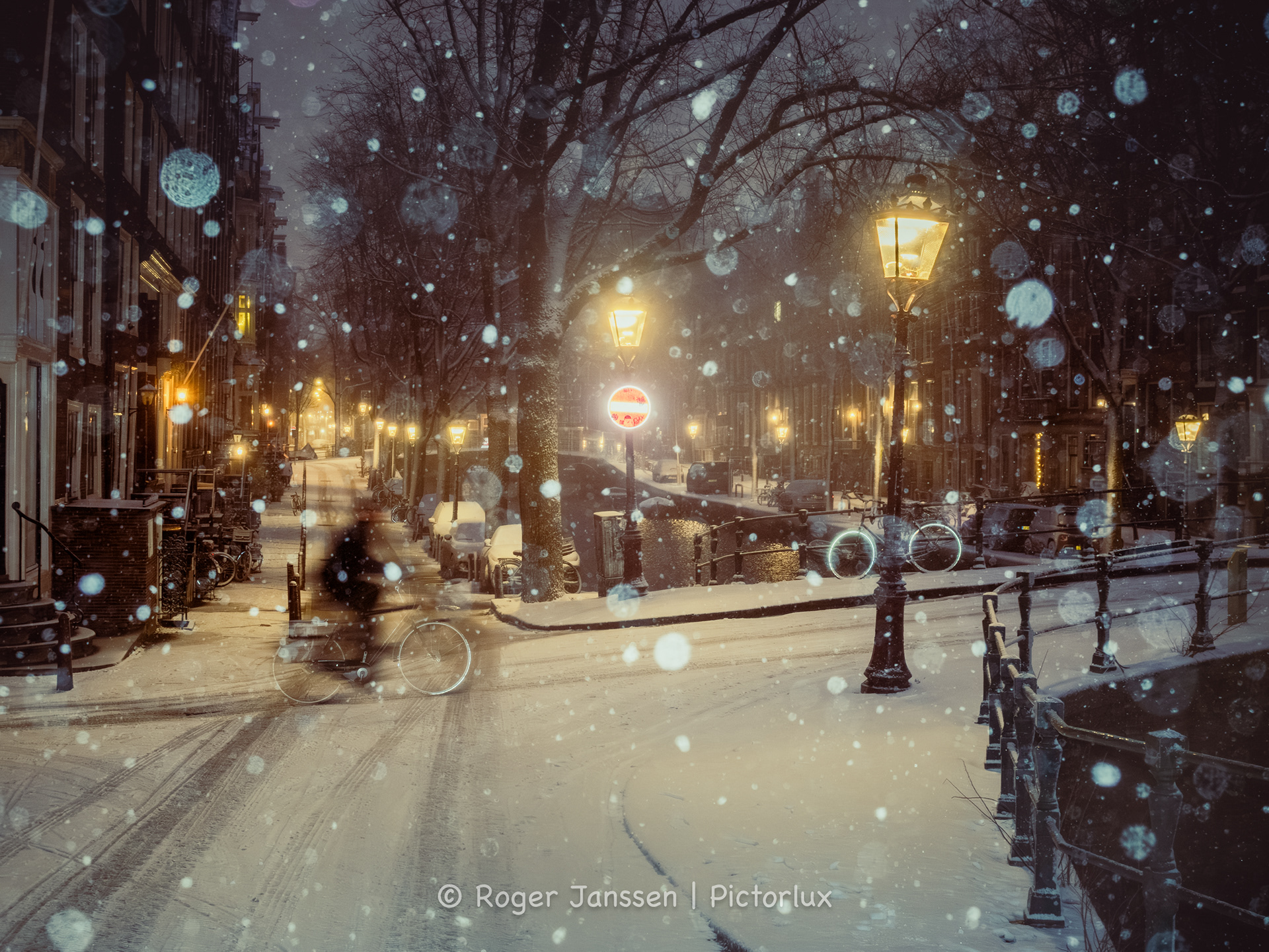 Leidsegracht in Amsterdam during a snow blizzard.