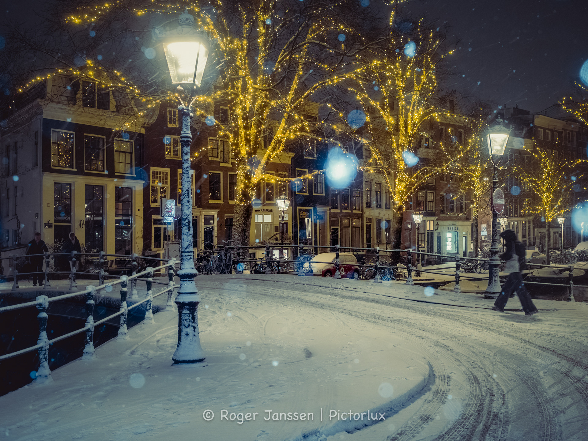 Spiegelgracht in Amsterdam during a snow blizzard.
