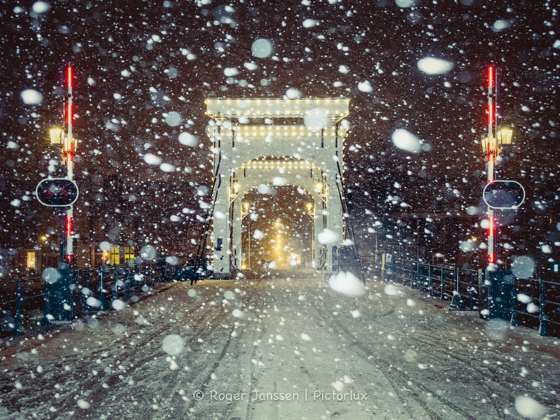 Skinny Bridge ( magere Brug )in Amsterdam during a blizzard.