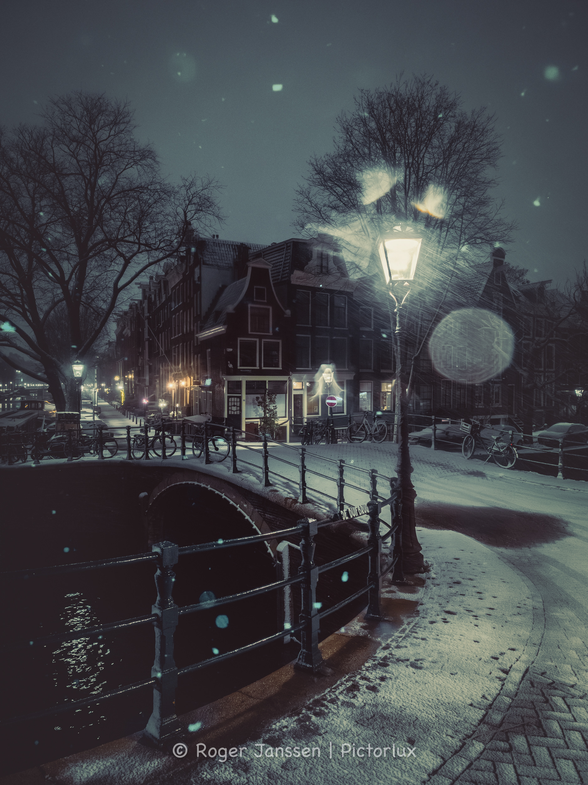 Reguliersgracht in Amsterdam during a blizzard.