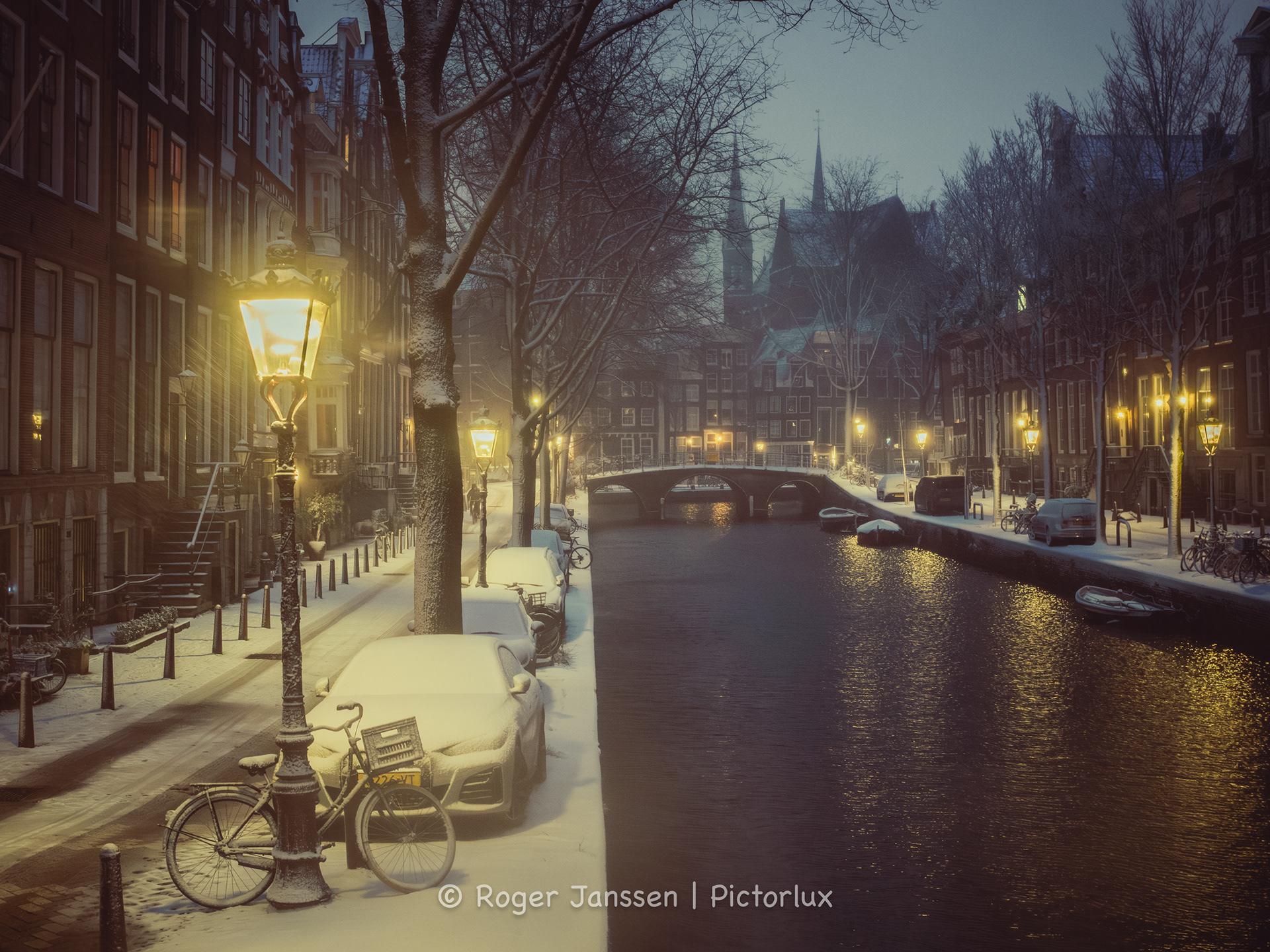 Leidsegracht tijdens de sneeuwjacht gedurende het blauwe uur in Amsterdam.