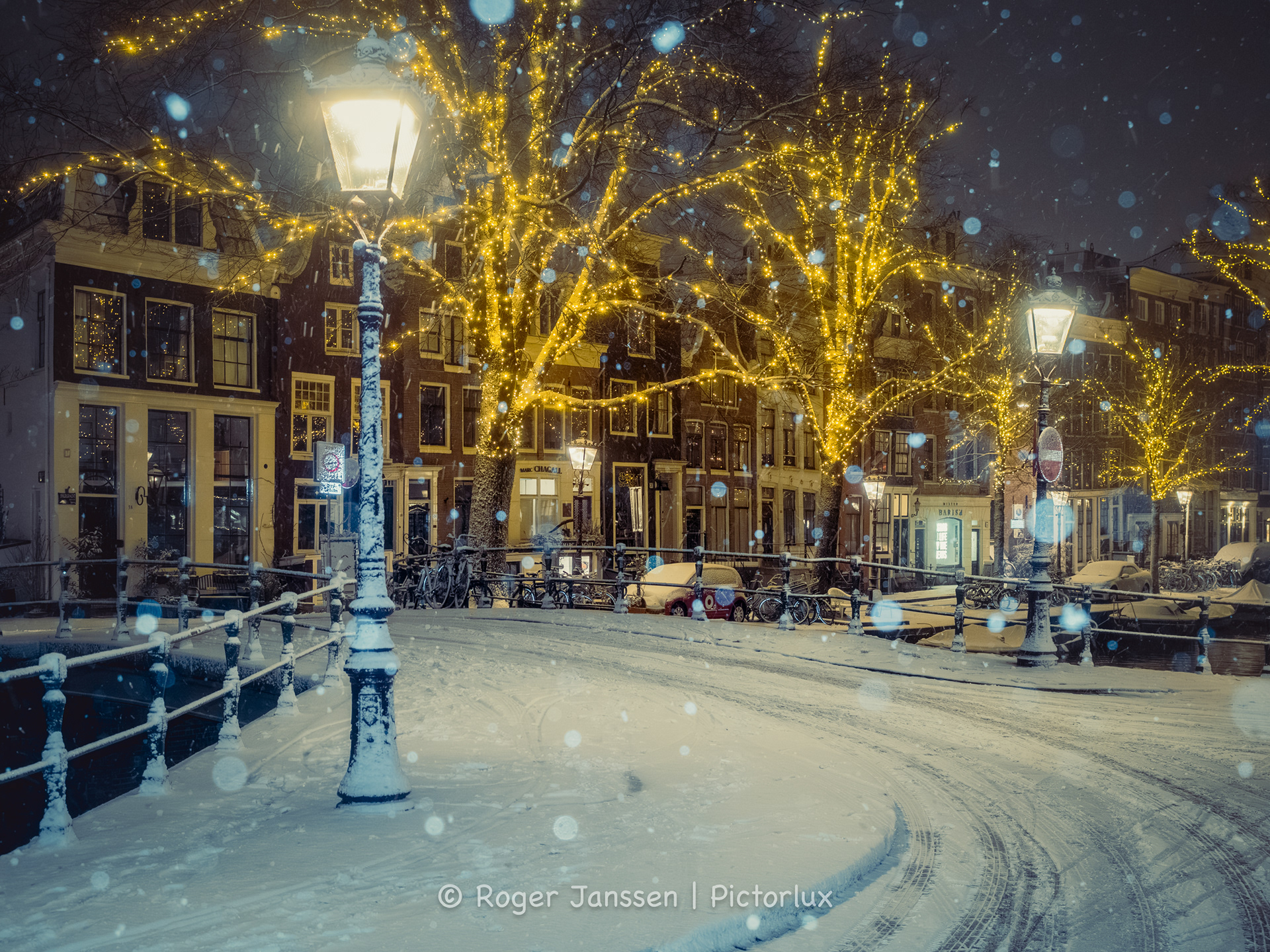 Spiegelgracht in Amsterdam during a snow blizzard.