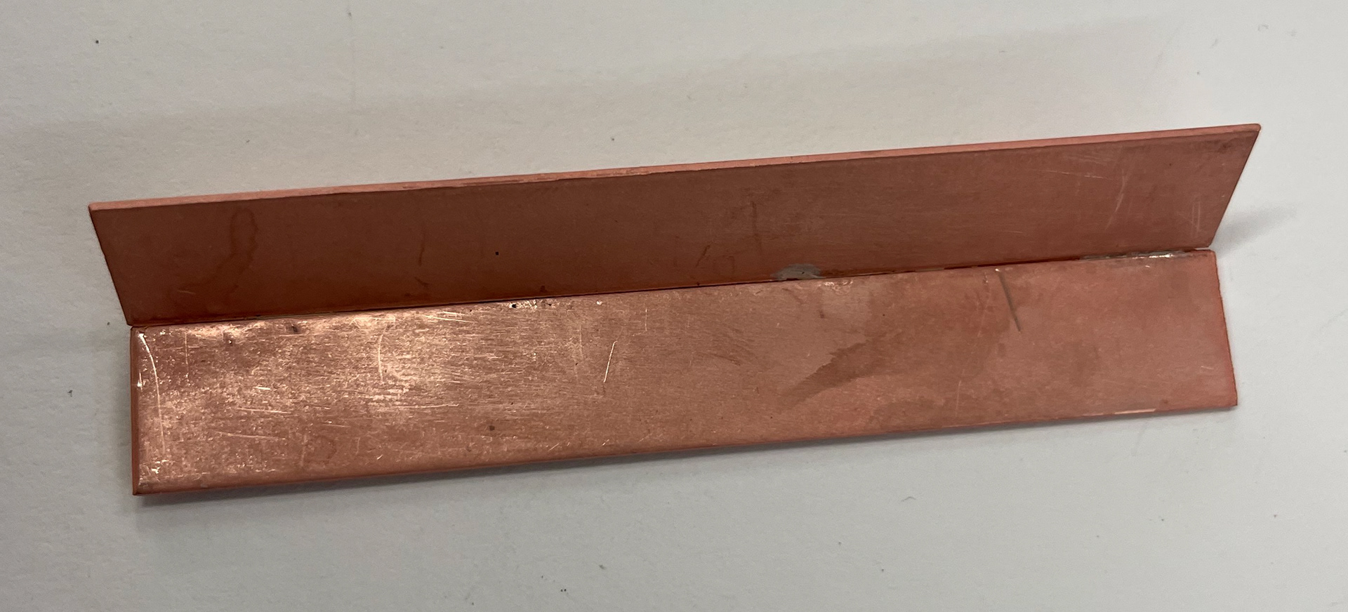 Hinge with bigger gap between metal