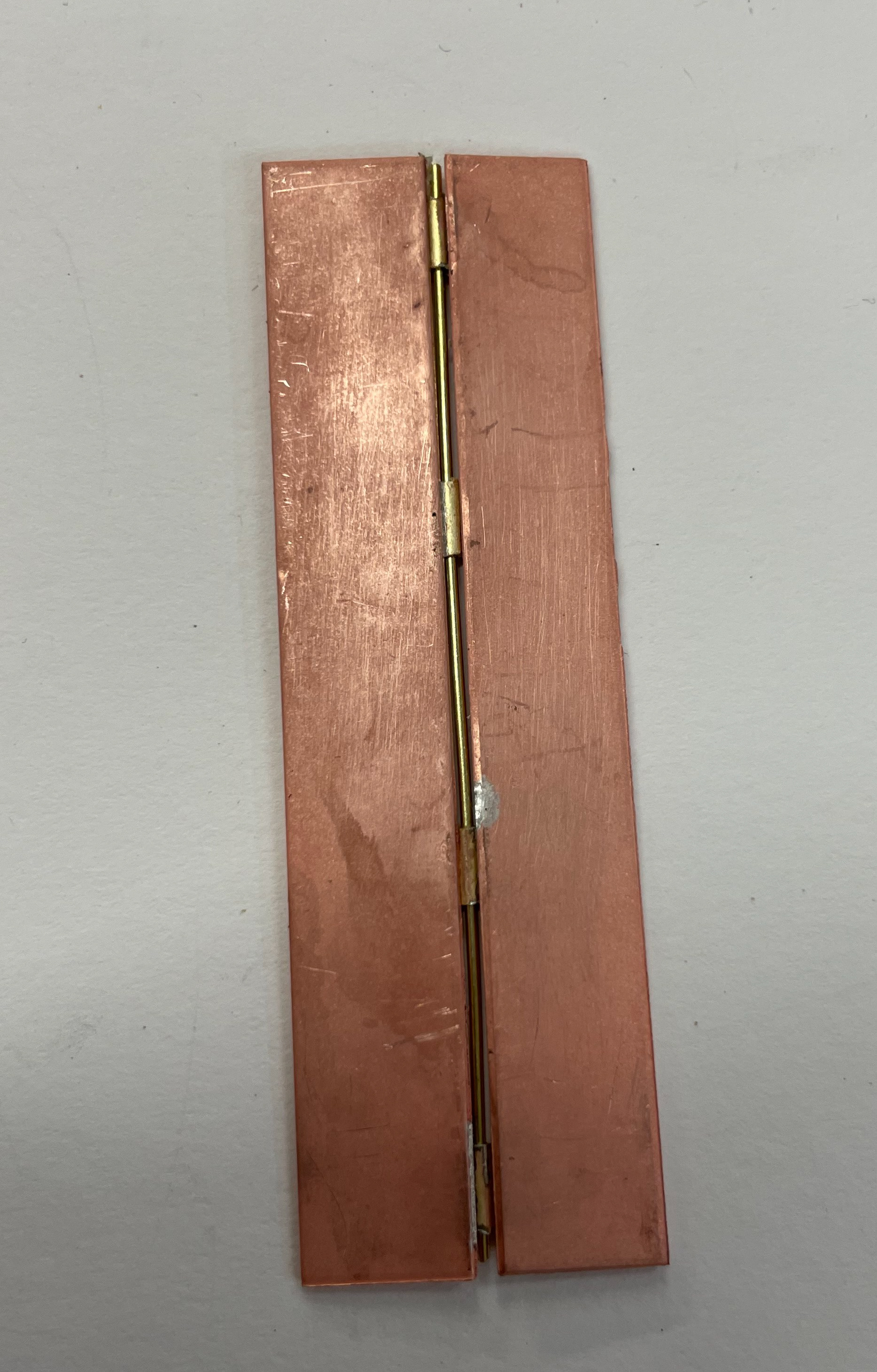 Hinge with bigger gap between metal
